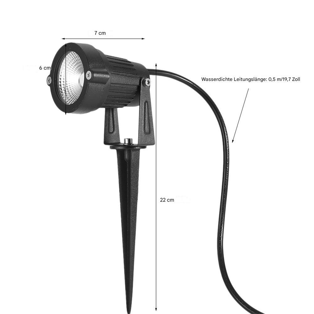 Schwarzer Außenstrahler mit Erdspieß. Ein schwarzes Kabel erstreckt sich vom Licht.