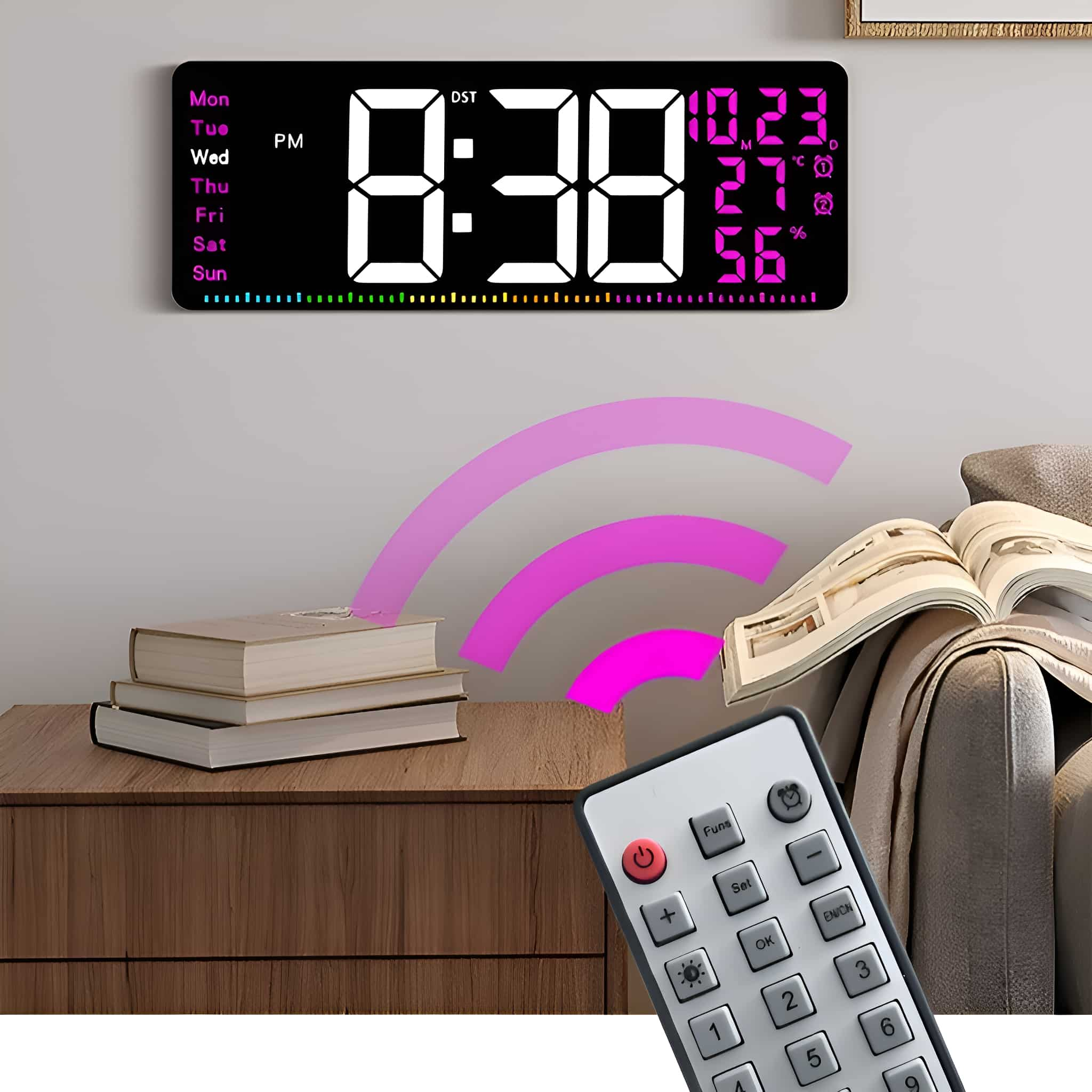Eine Digitaluhr zeigt Zeit, Datum und Temperatur an. Fernbedienung im Vordergrund.