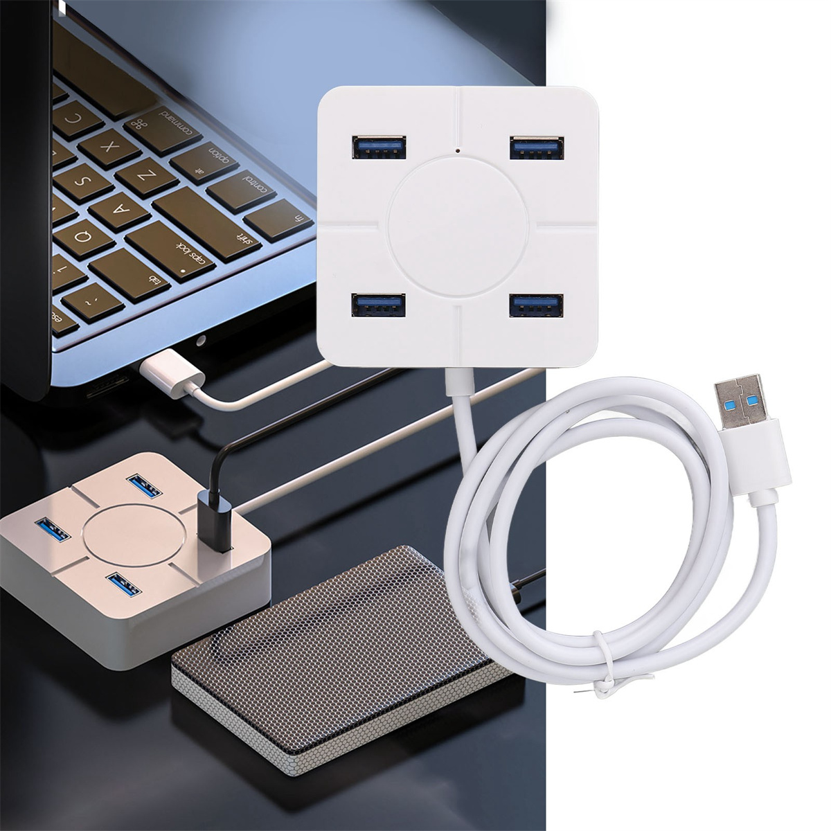 Weißer USB-Hub mit 4 Anschlüssen, ein Laptop und ein USB-Kabel. Schwarz-weißer Hintergrund.