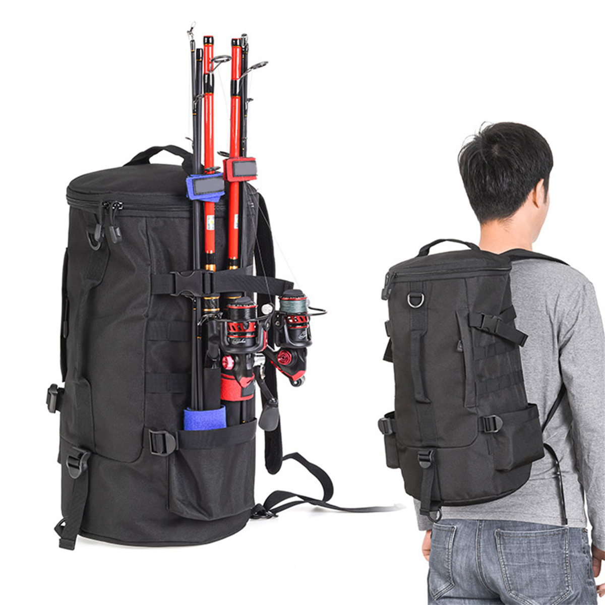 Ein Mann mit einem schwarzen Angelrucksack, der Angelruten und -rollen trägt.