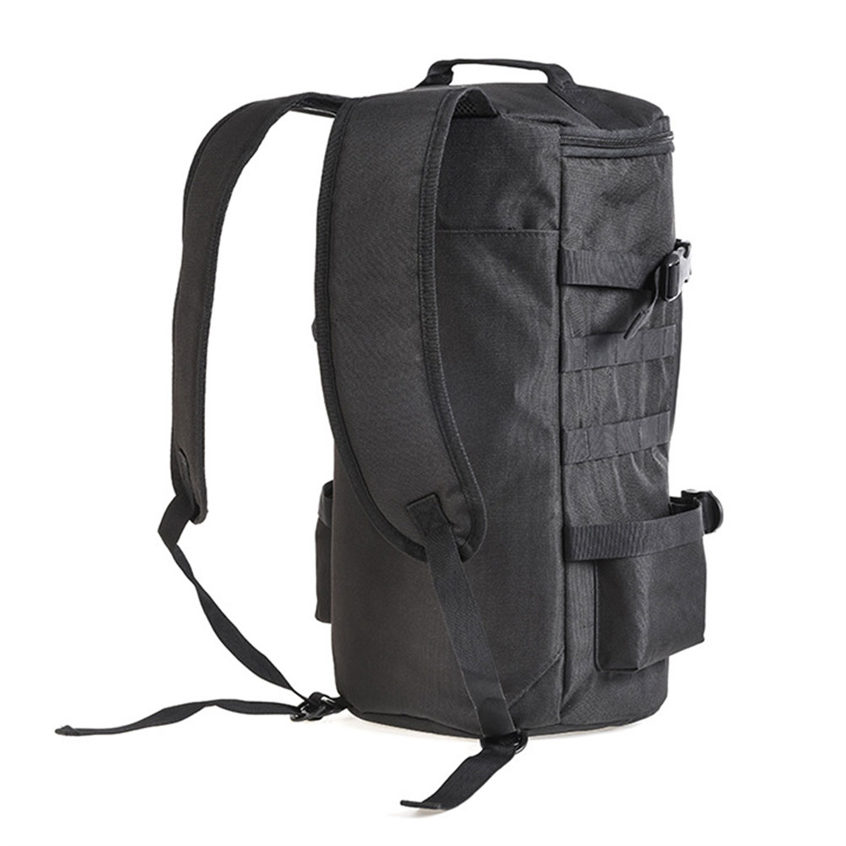 Ein schwarzer Rucksack mit mehreren Taschen und Gurten, von der Seite gesehen.
