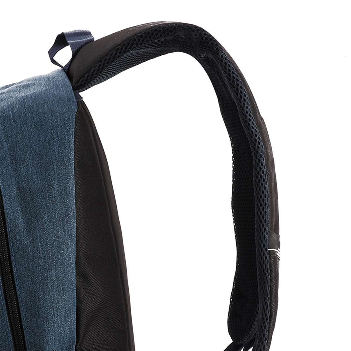 Nahaufnahme eines Rucksackriemens aus blauem und schwarzem Stoff mit einem Netzabschnitt.