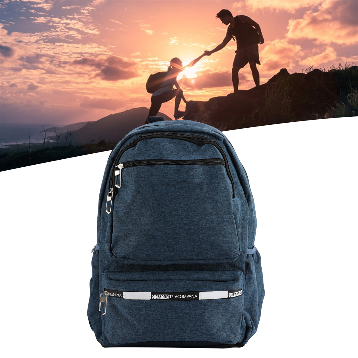 Ein Rucksack mit einem Landschaftsbild darüber. Zwei Personen strecken sich aus. Isoliert auf weiß.