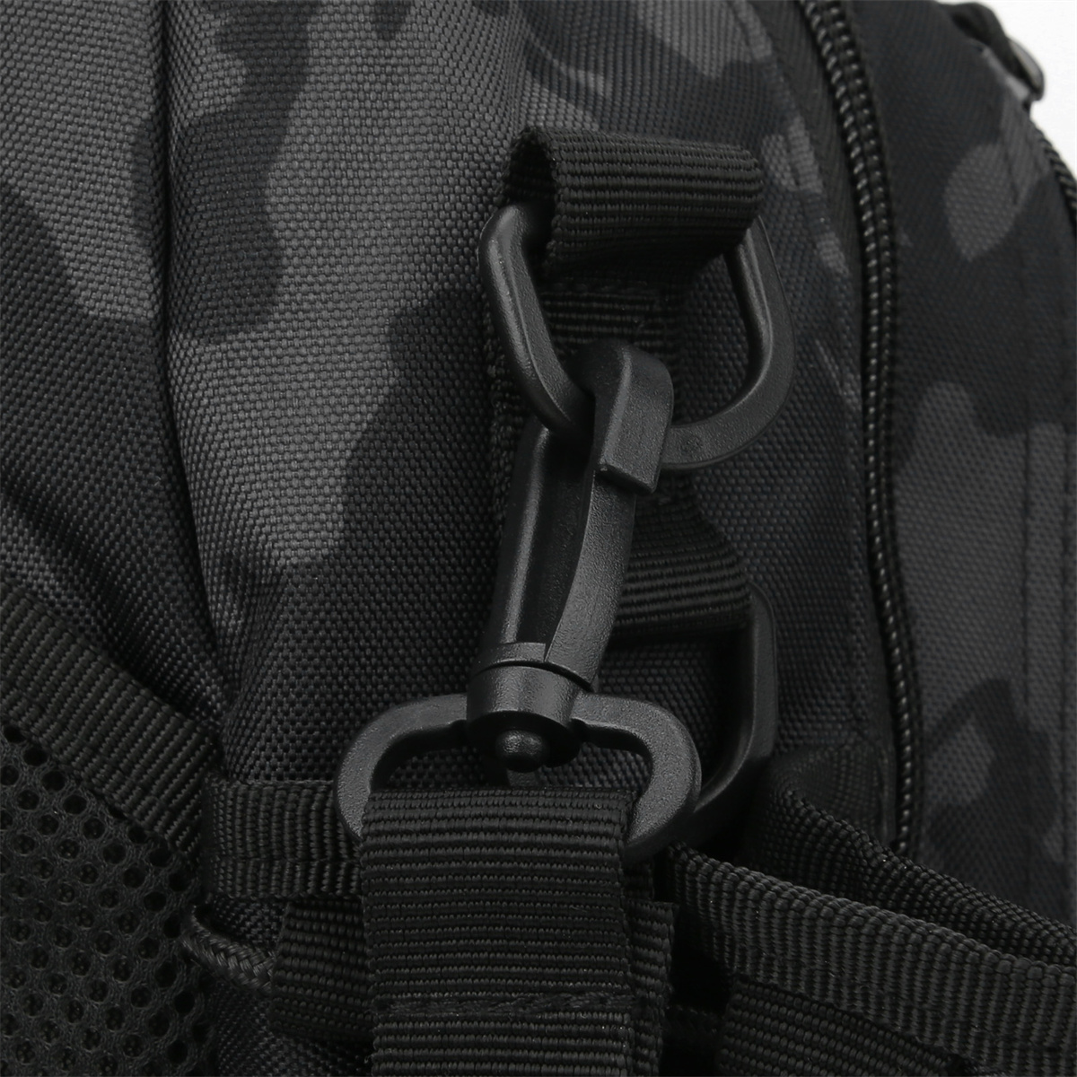 Nahaufnahme eines schwarzen Camouflage-Taschenriemens mit schwarzem Clip.