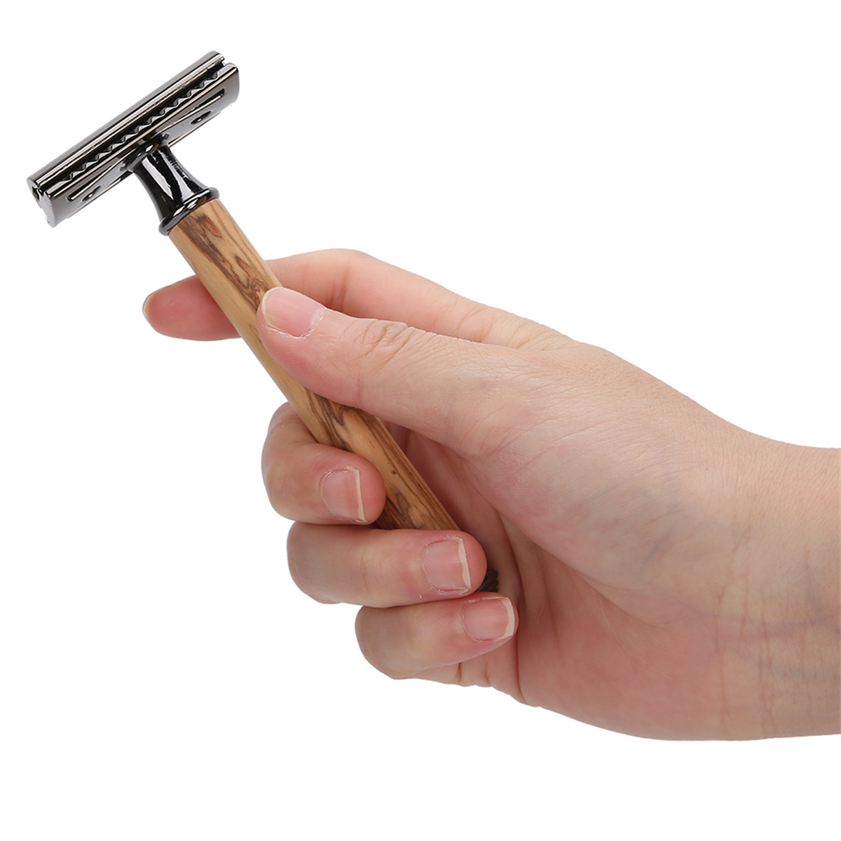Eine Hand, die einen Rasierer mit Holzgriff hält.