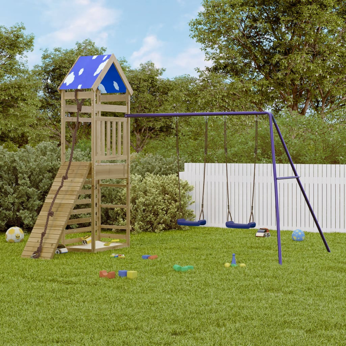 Spielplatz aus Holz mit Schaukeln, Rutsche, Kletterwand und Spielhaus. Auf grünem Gras.