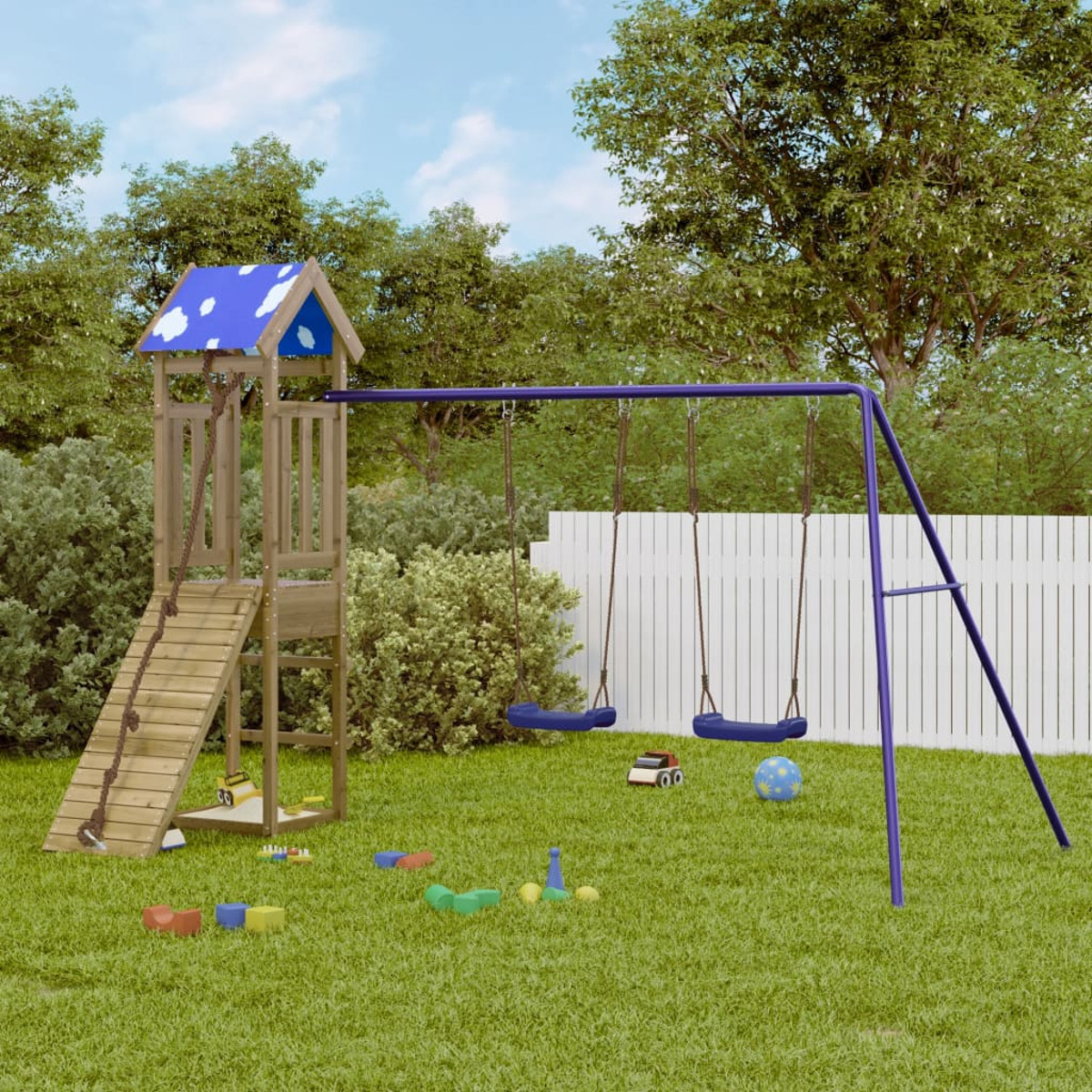 Ein Holzspielplatz mit Schaukeln, Rutsche, Kletterwand und verschiedenen Spielzeugen auf einer grünen Wiese.