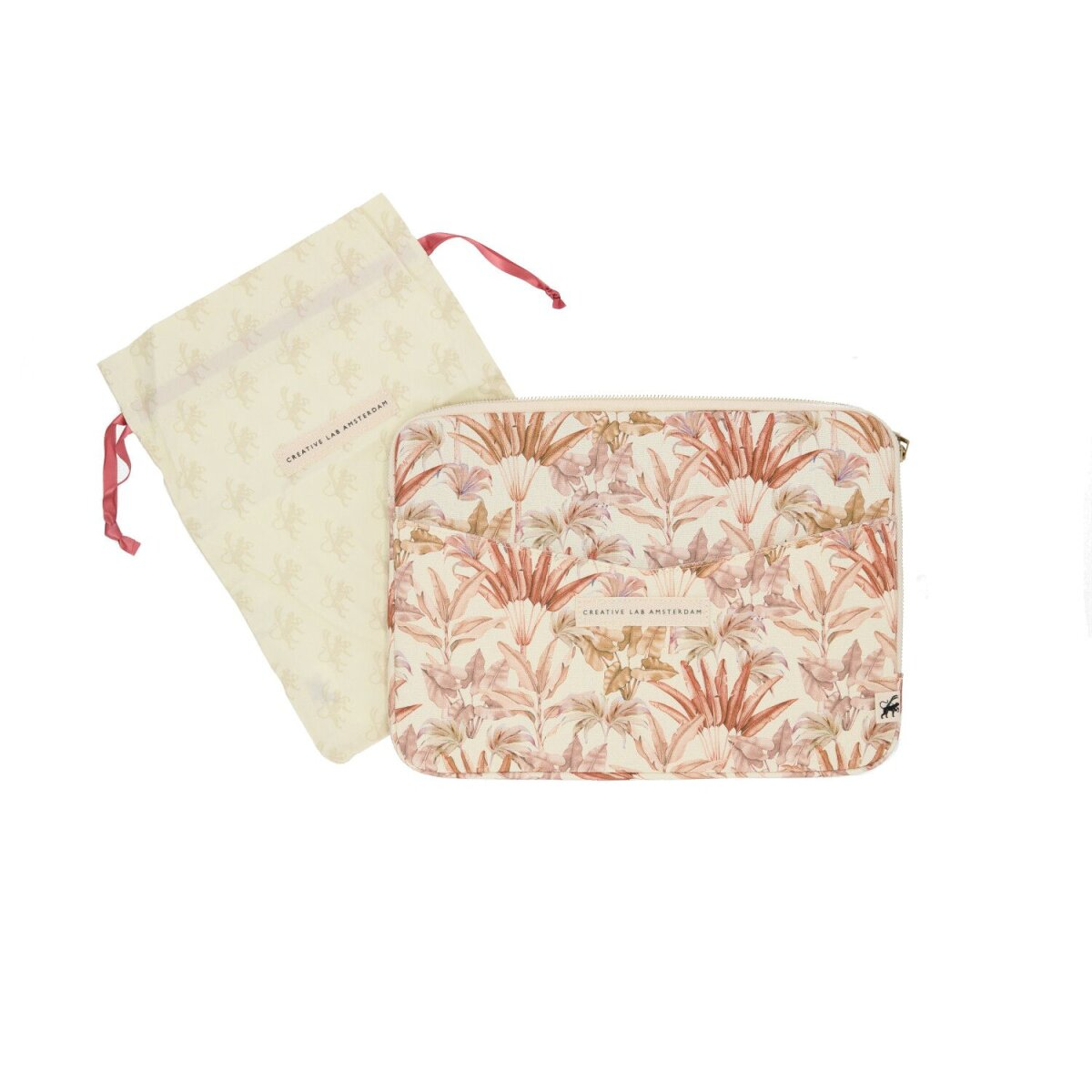 Eine beige Laptoptasche mit floralem Muster und ein Kordelzugbeutel mit ähnlichem Design werden gezeigt.