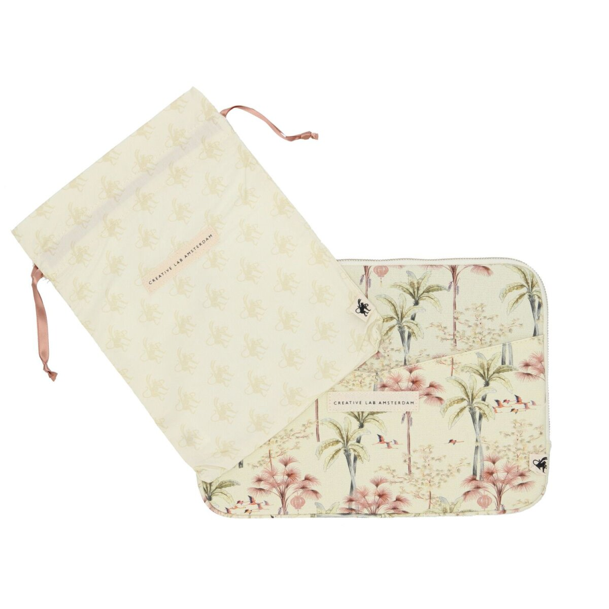 Beige Tasche mit Palmenmuster und passendem Etui mit Reißverschluss. Rosa Kordelzug und ein Etikett.