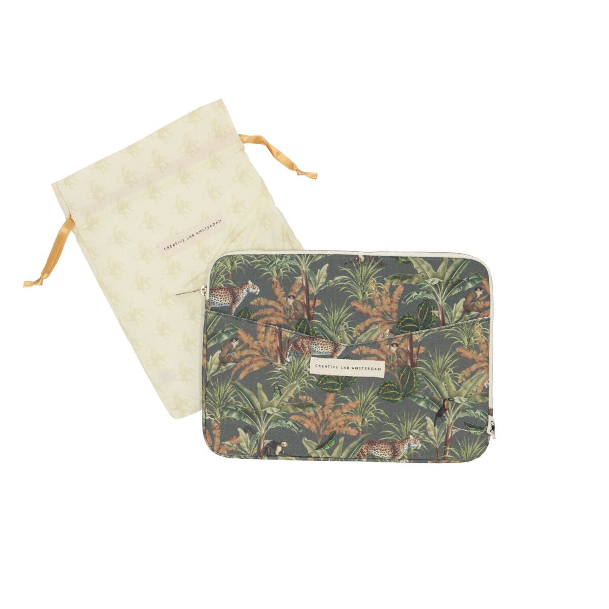 Laptophülle mit Dschungel-Muster und Kordelzugbeutel mit ähnlichem Druck auf weißem Hintergrund.
