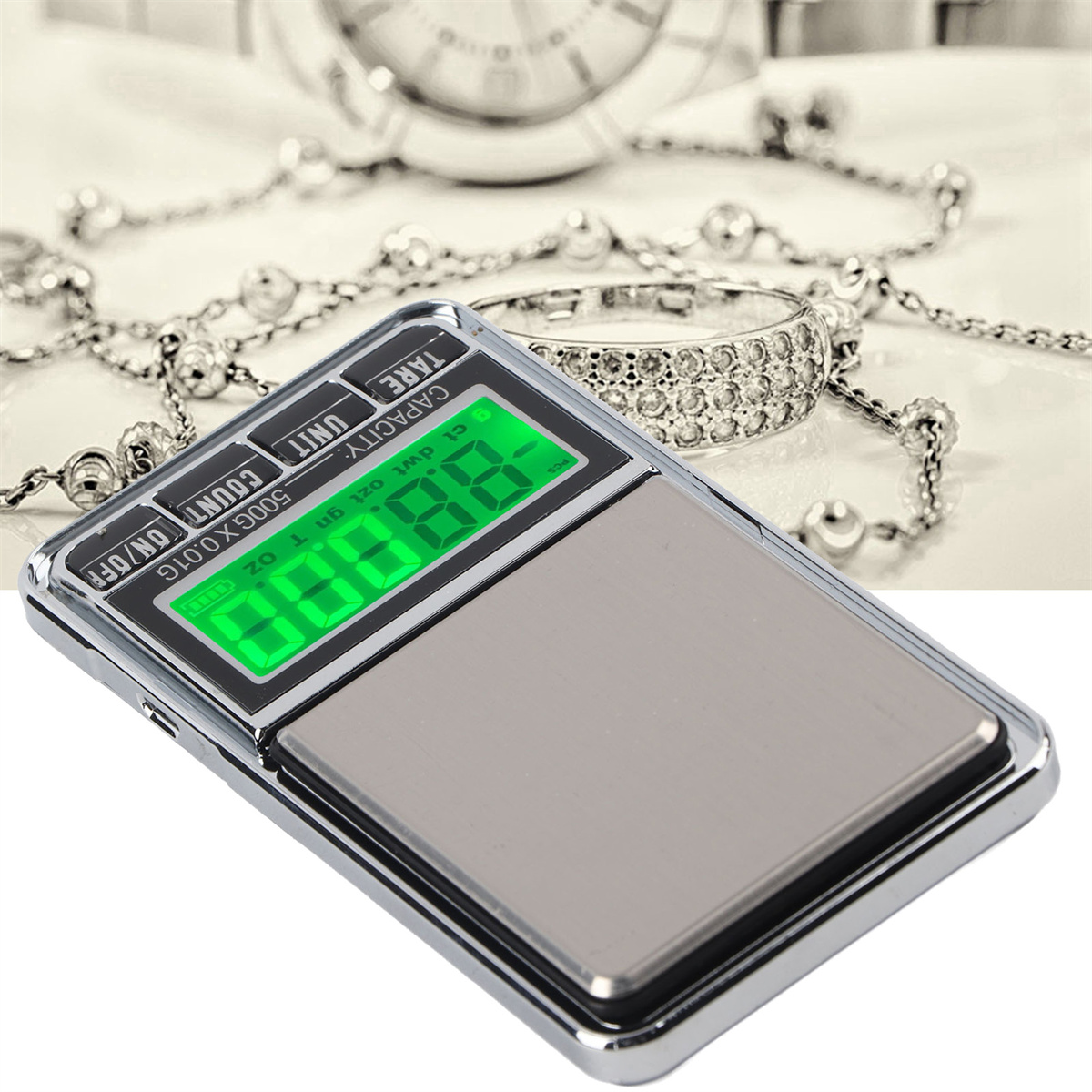 Digitale Waage mit einem Gewicht von 8.888, im Hintergrund Schmuck.
