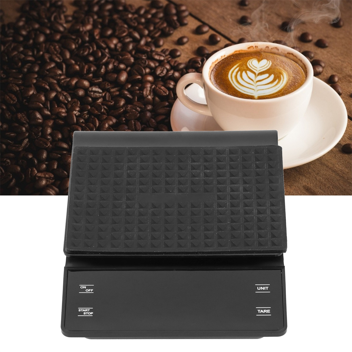 Schwarze Waage mit Kaffeetasse und Kaffeebohnen.
