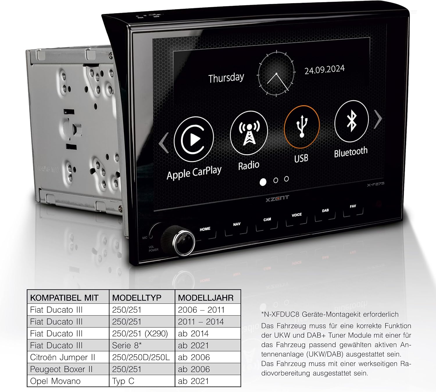 Autoradio-Bildschirm mit Uhrzeit und Datum sowie Tasten für Apple CarPlay, Radio, USB und Bluetooth.