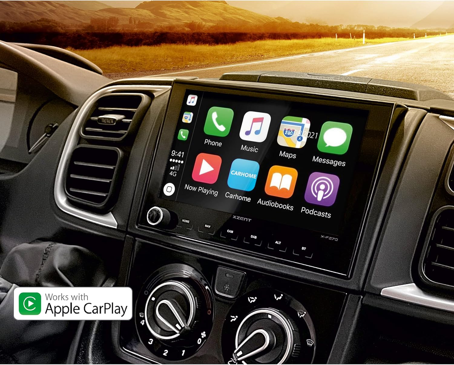 Auto-Infotainment-System zeigt App-Symbole: Telefon, Musik, Karten, Nachrichten usw. und eine Straßenszene.