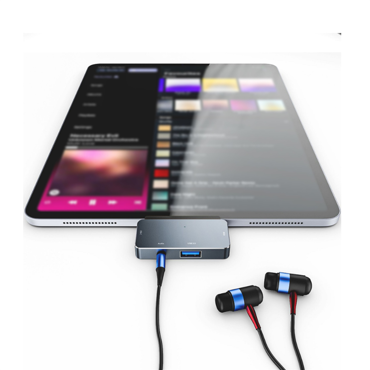 Ein Tablet, das mit einem USB-Hub mit Kopfhörern verbunden ist. Der Hintergrund ist weiß.