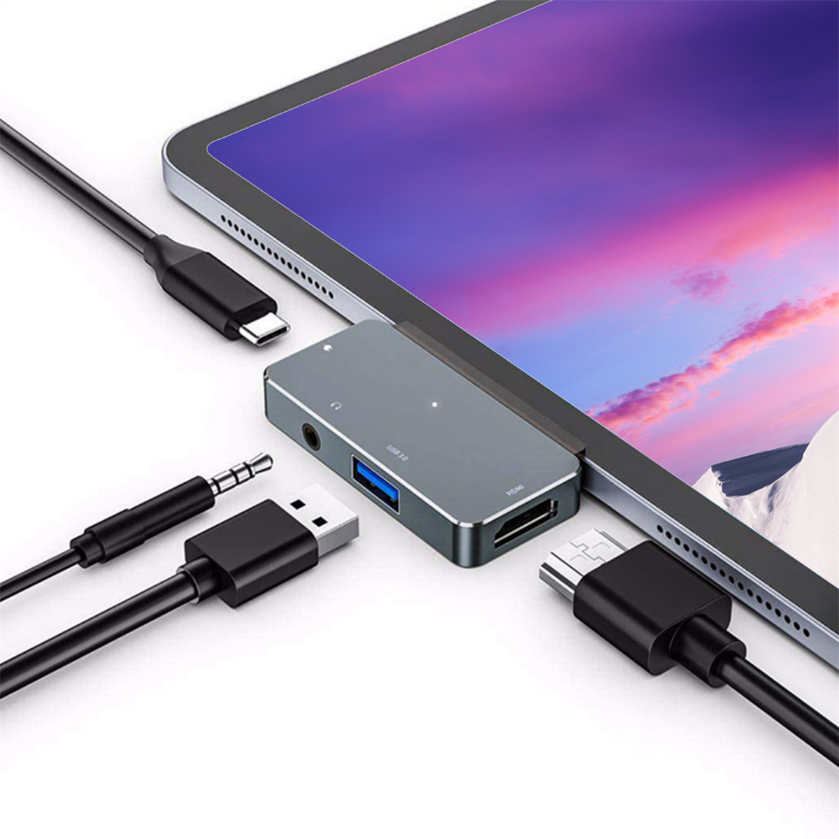 Tablet mit mehreren schwarzen Kabeln verbunden. USB, HDMI und Audioanschluss sichtbar.