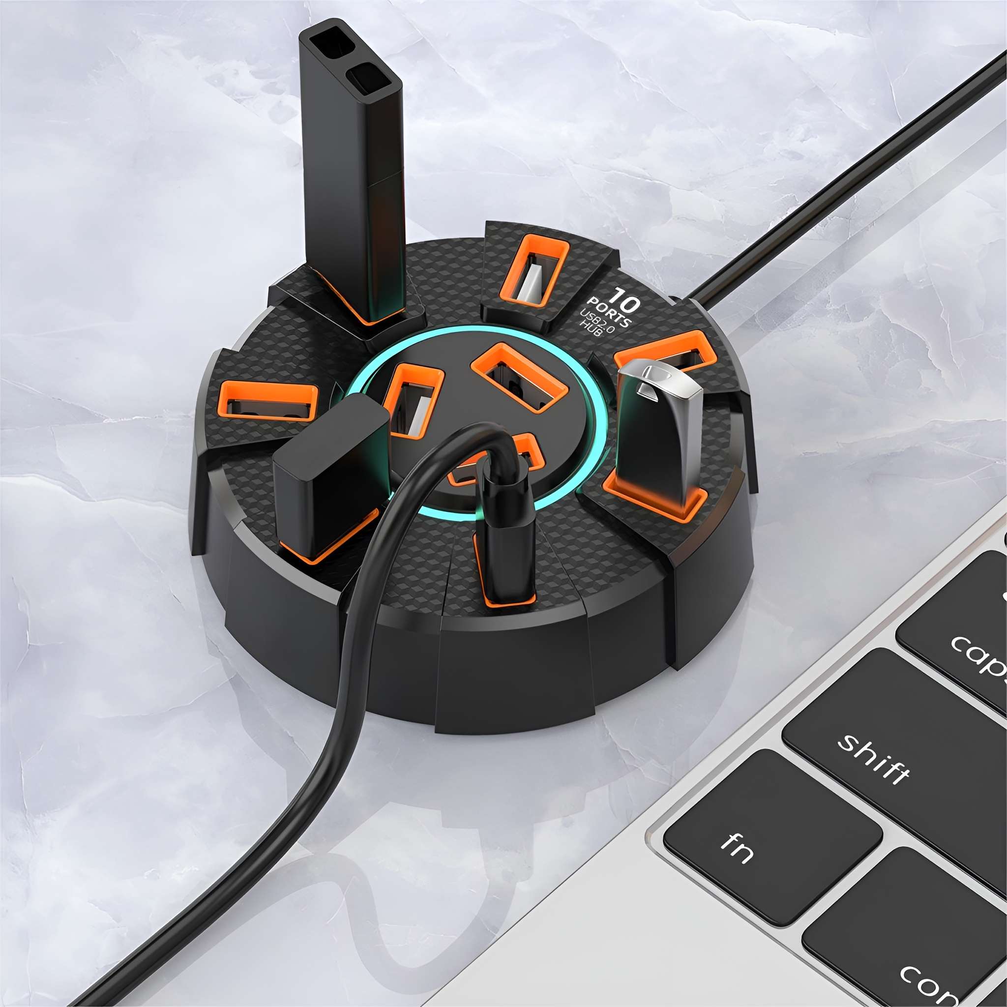 Schwarzer USB-Hub mit orangefarbenen Akzenten. Mehrere USB-Anschlüsse sind sichtbar, mit angeschlossenen Geräten.