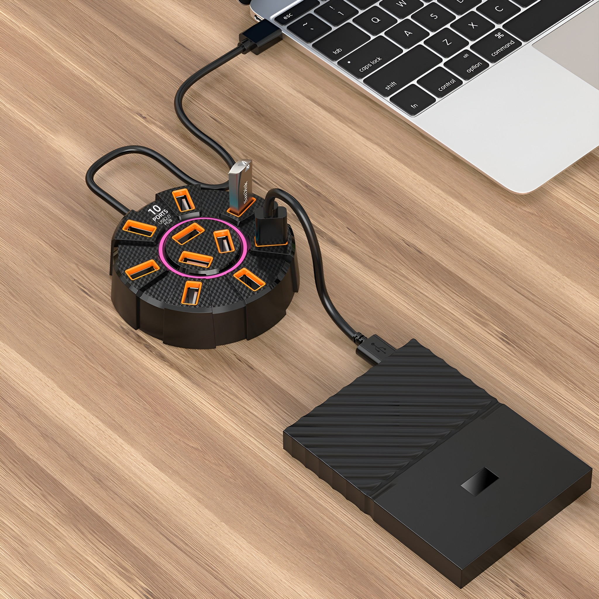 Laptop mit Hub und externer Festplatte verbunden. Der Hub hat 10 Anschlüsse.