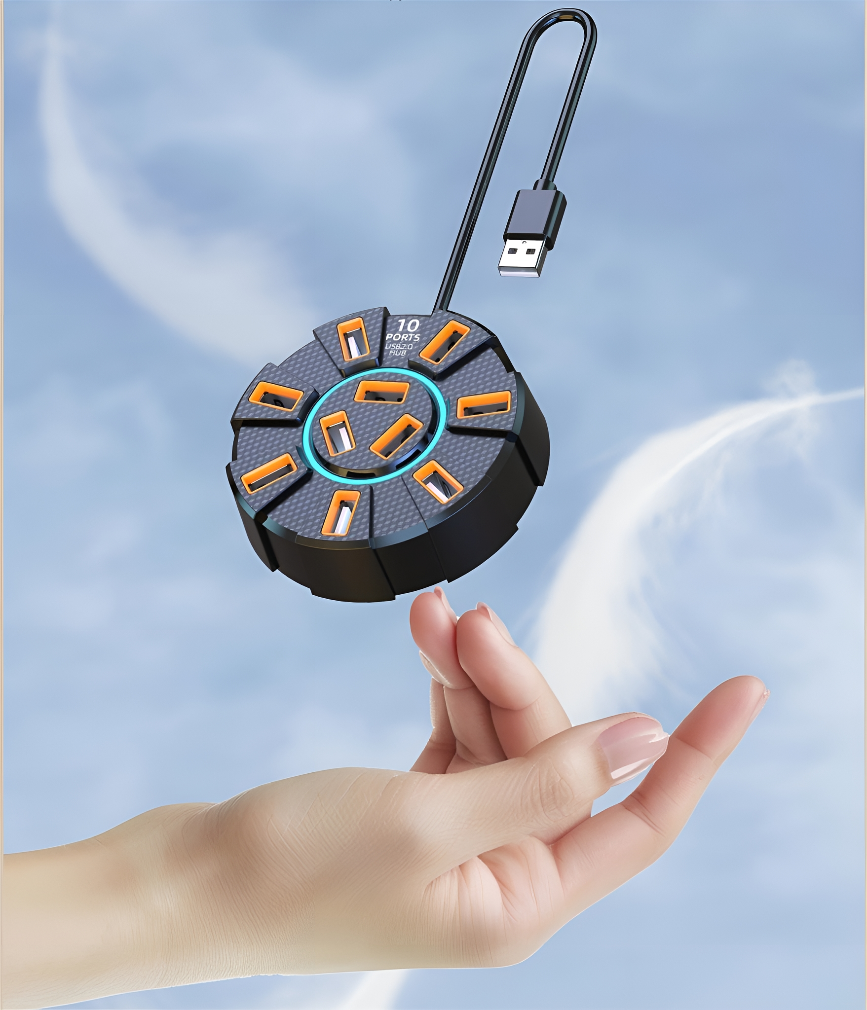Ein schwarzer und orangefarbener USB-Hub mit 10 Anschlüssen. Eine Hand hält den Hub vor blauem Himmel.