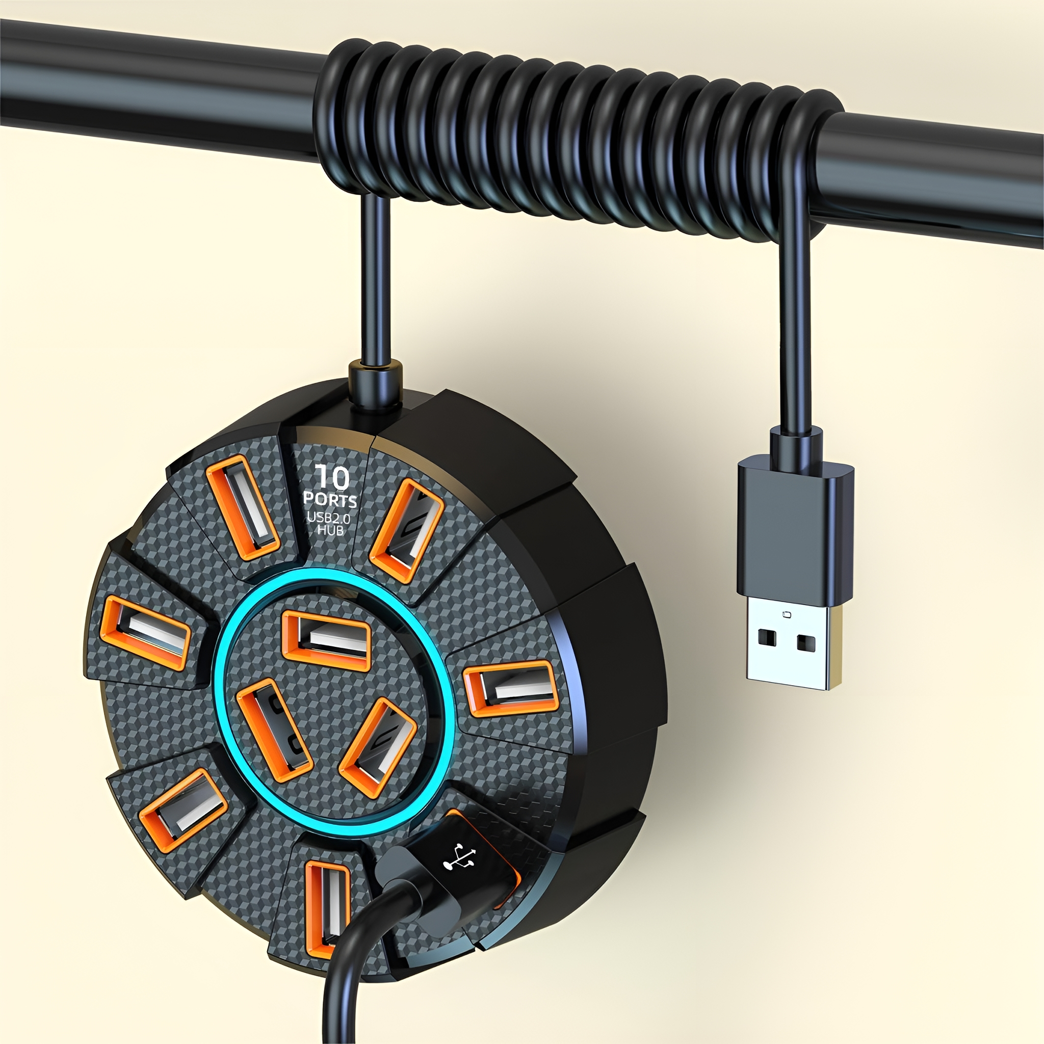Schwarzer USB-Hub mit 10 Anschlüssen, verbunden mit einem schwarzen Kabel und hängend an einem schwarzen Balken.