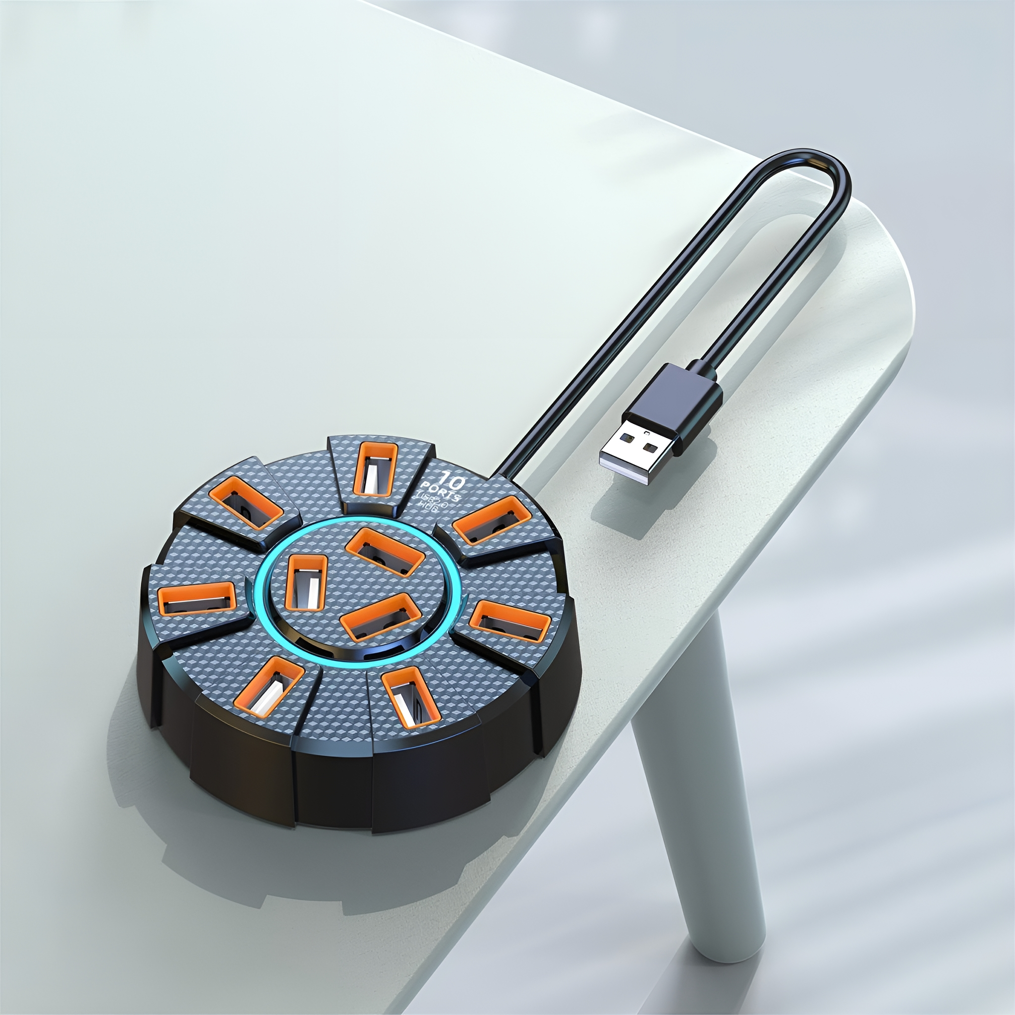 USB-Hub mit 10 Anschlüssen, schwarz und orange. Es liegt auf einem weißen Tisch mit einem schwarzen Kabel.