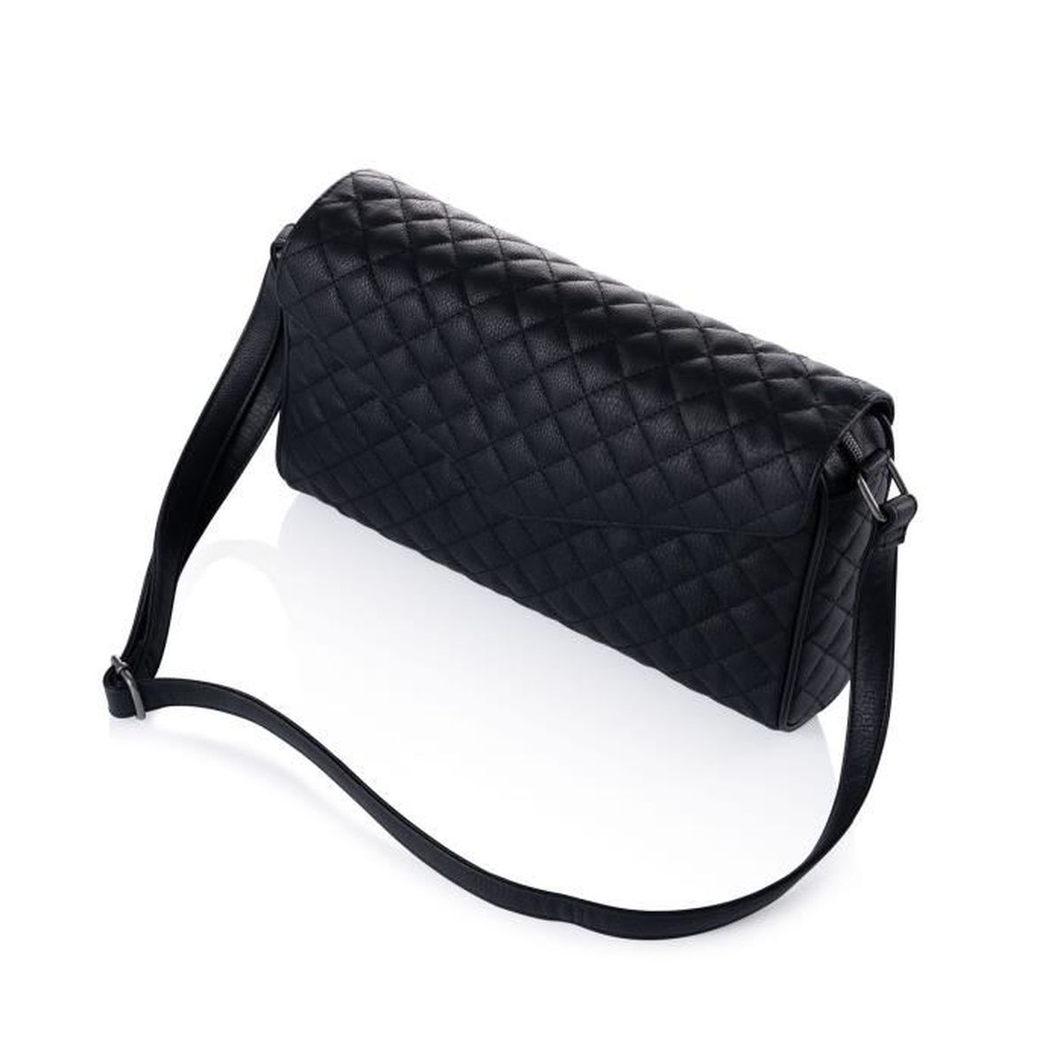 Schwarze gesteppte Ledertasche mit langem Riemen, auf weißem Hintergrund liegend.