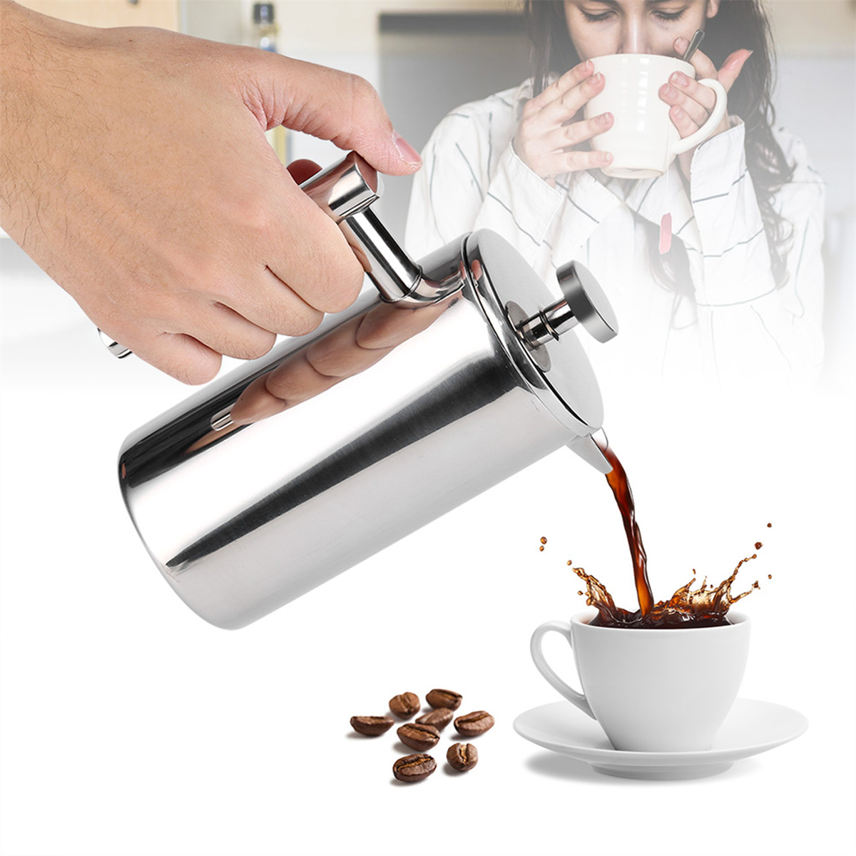 Eine Person gießt Kaffee aus einer French Press in eine weiße Tasse, Kaffeebohnen sichtbar.