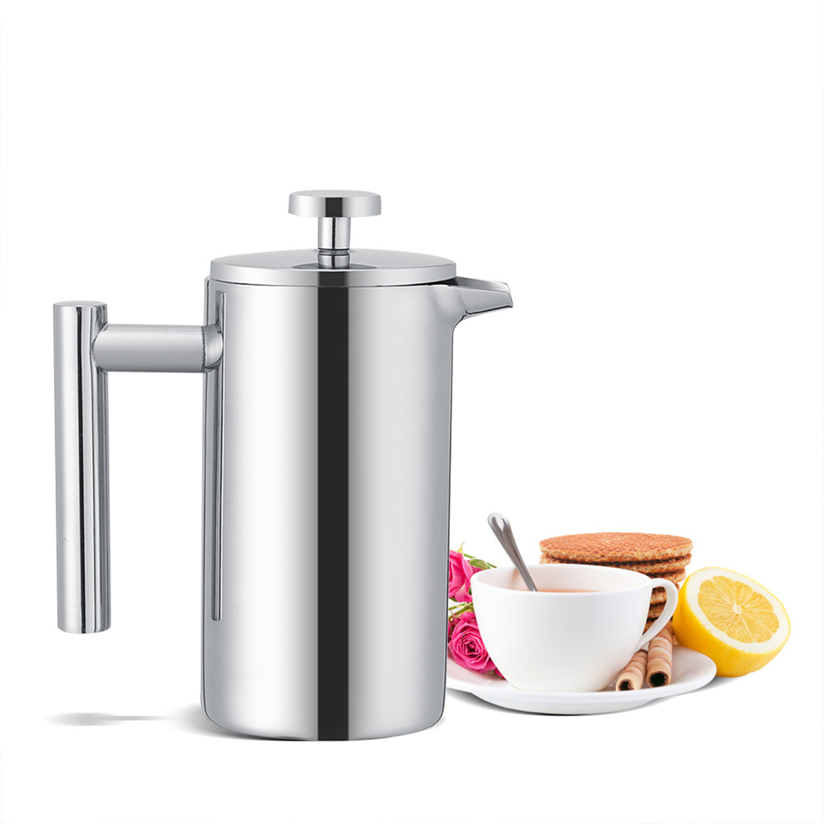 Silberne French Press mit Griff und eine Tasse Tee mit Keksen und Zitrone.