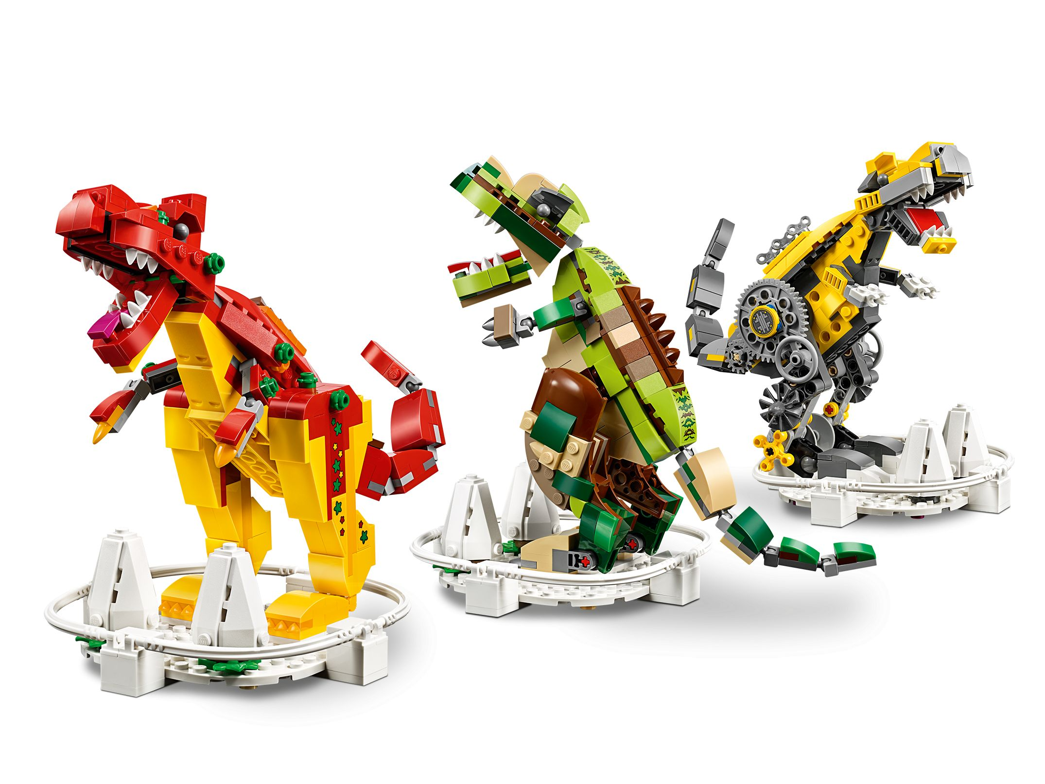 Beyaz platformlarda üç Lego dinozor modeli. Biri kırmızı/sarı, biri yeşil/kahverengi ve biri sarı/gri.