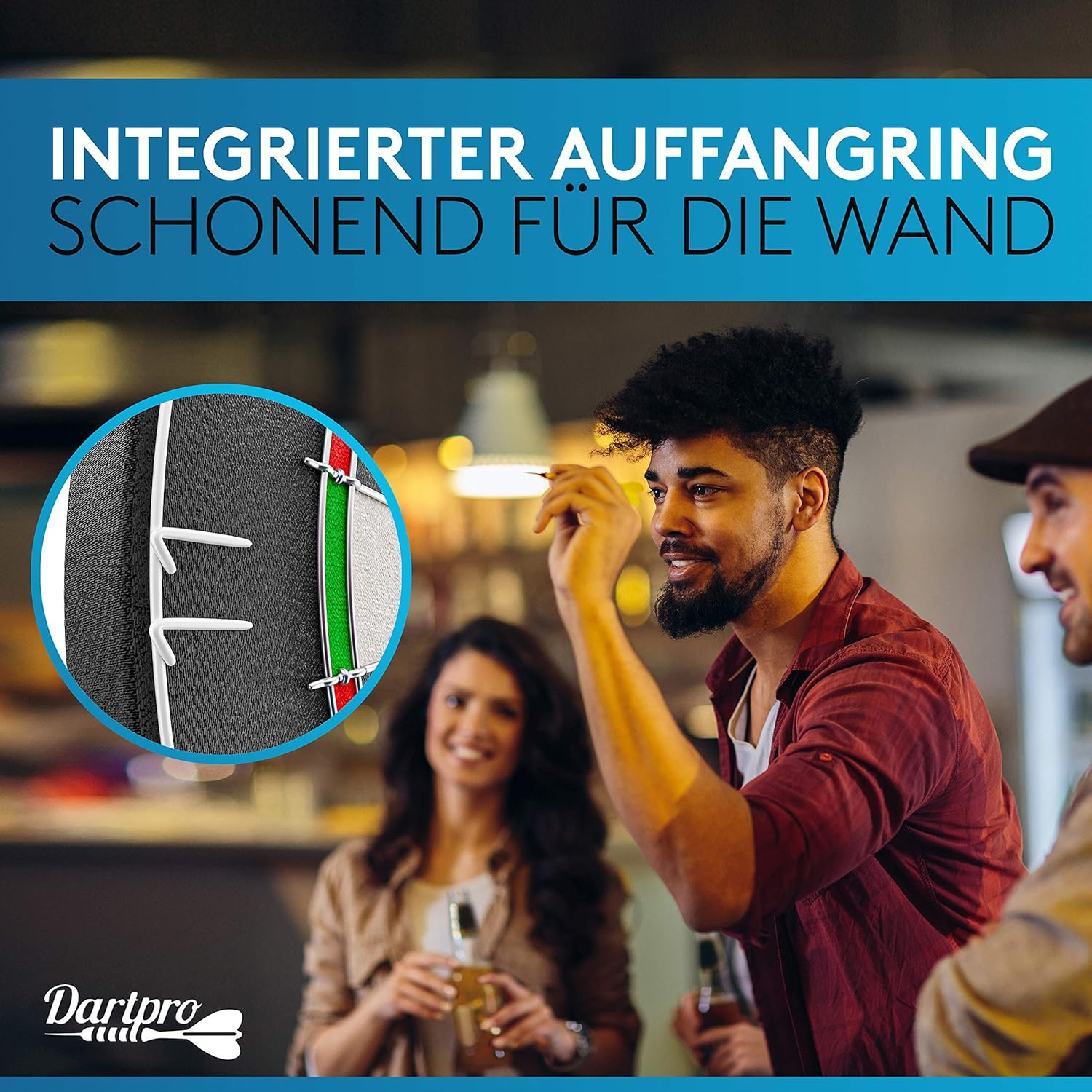 Mann wirft einen Dart auf eine Dartscheibe. Zwei andere schauen zu.