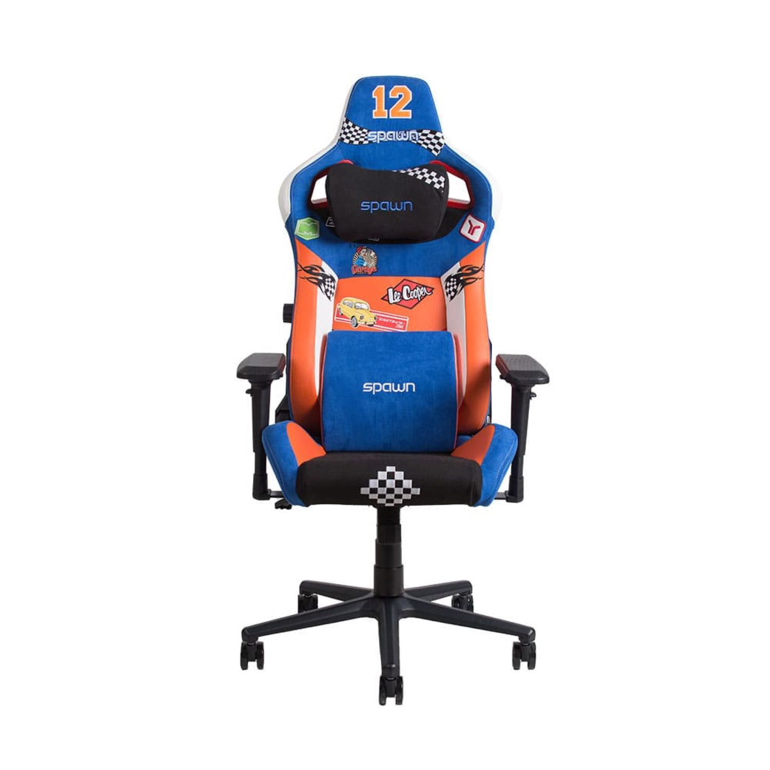 Ein Gaming-Stuhl mit Rennsportgrafiken in Blau, Orange und Weiß.