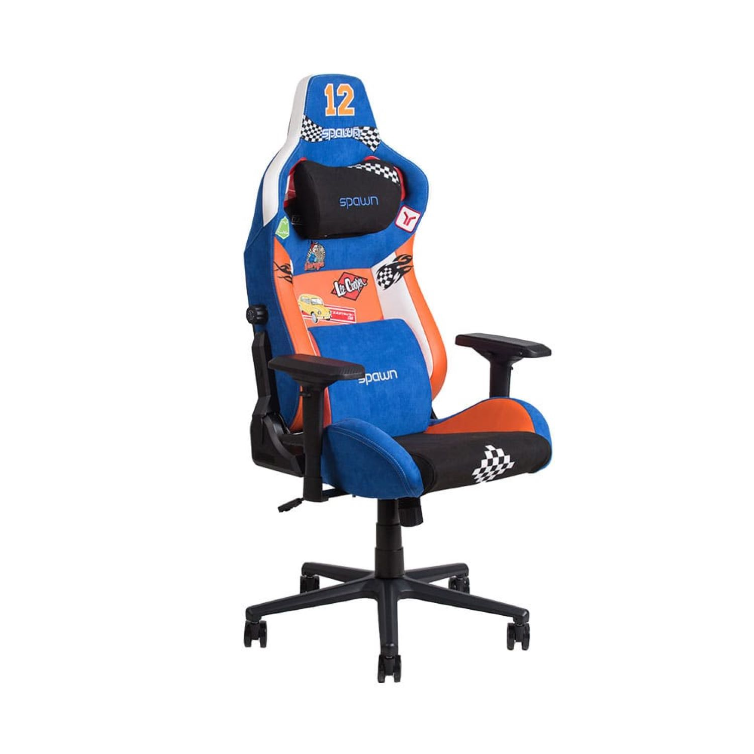 Gaming-Stuhl mit blauem, orangefarbenem und schwarzem Stoff. Karierte Muster mit der Nummer 12 auf der Kopfstütze.