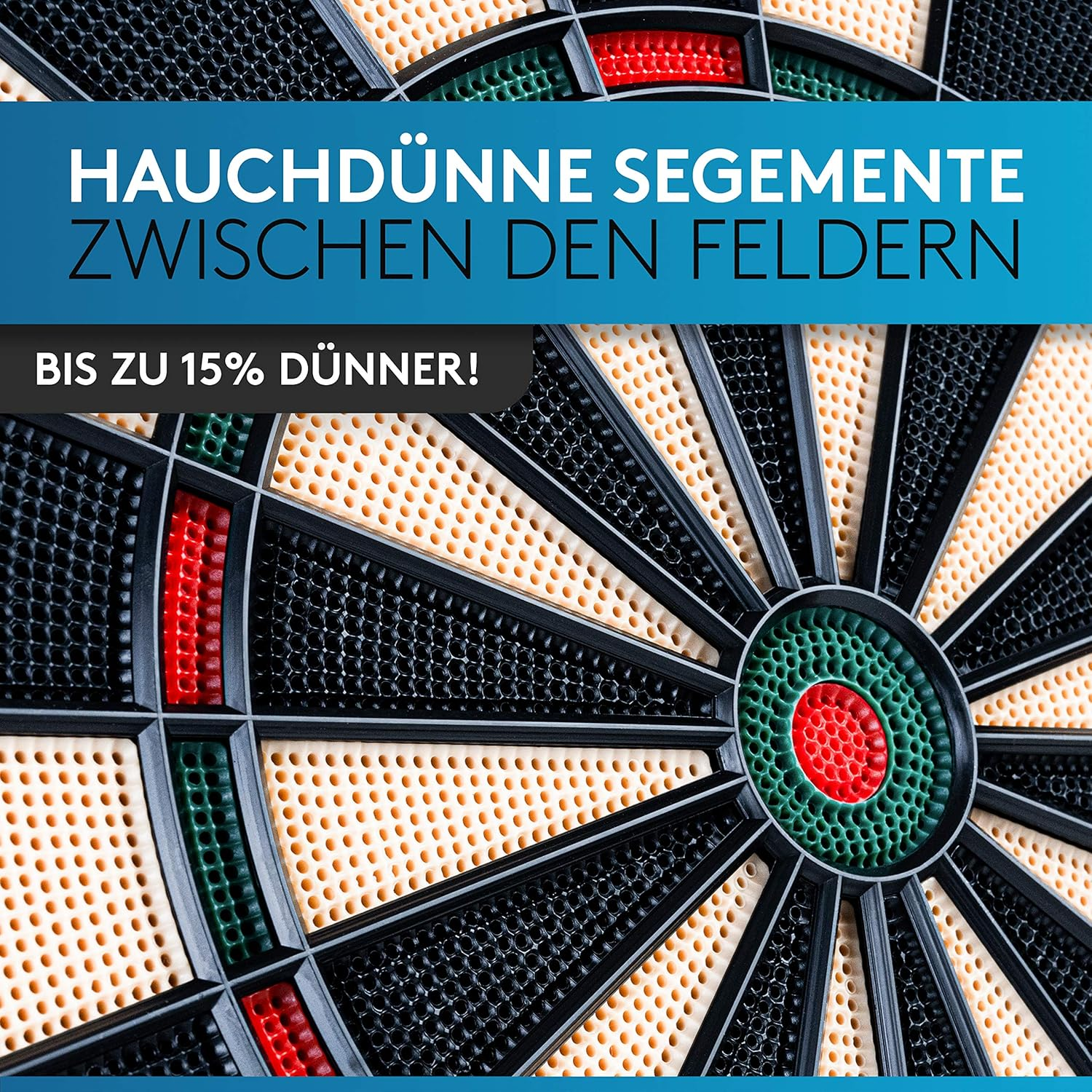 Nahaufnahme einer Dartscheibe mit segmentierten Abschnitten. Rot, Grün, Schwarz und Beige.