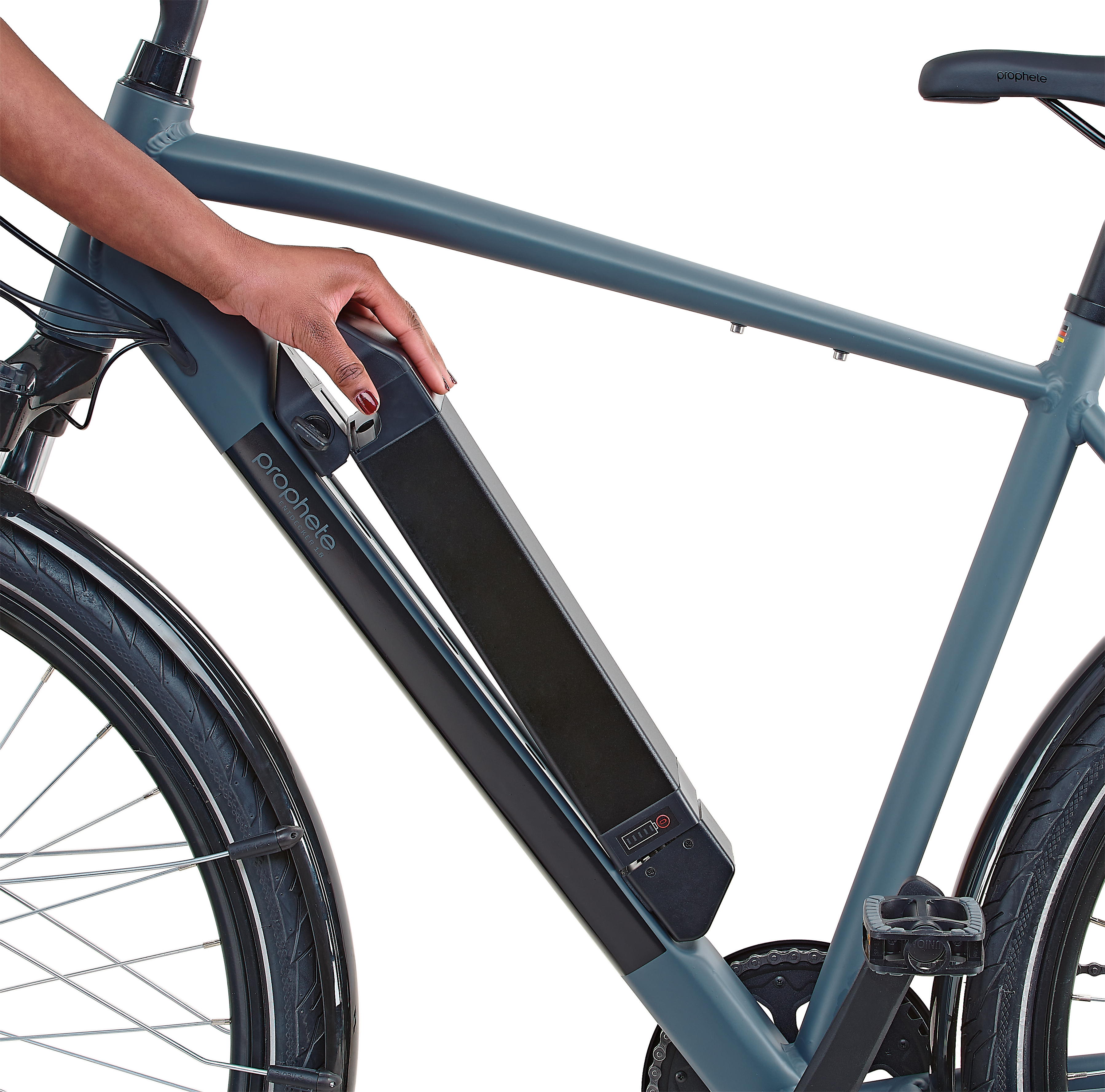 Hand einer Person, die einen schwarzen Akku aus einem blau-grauen E-Bike-Rahmen entfernt.