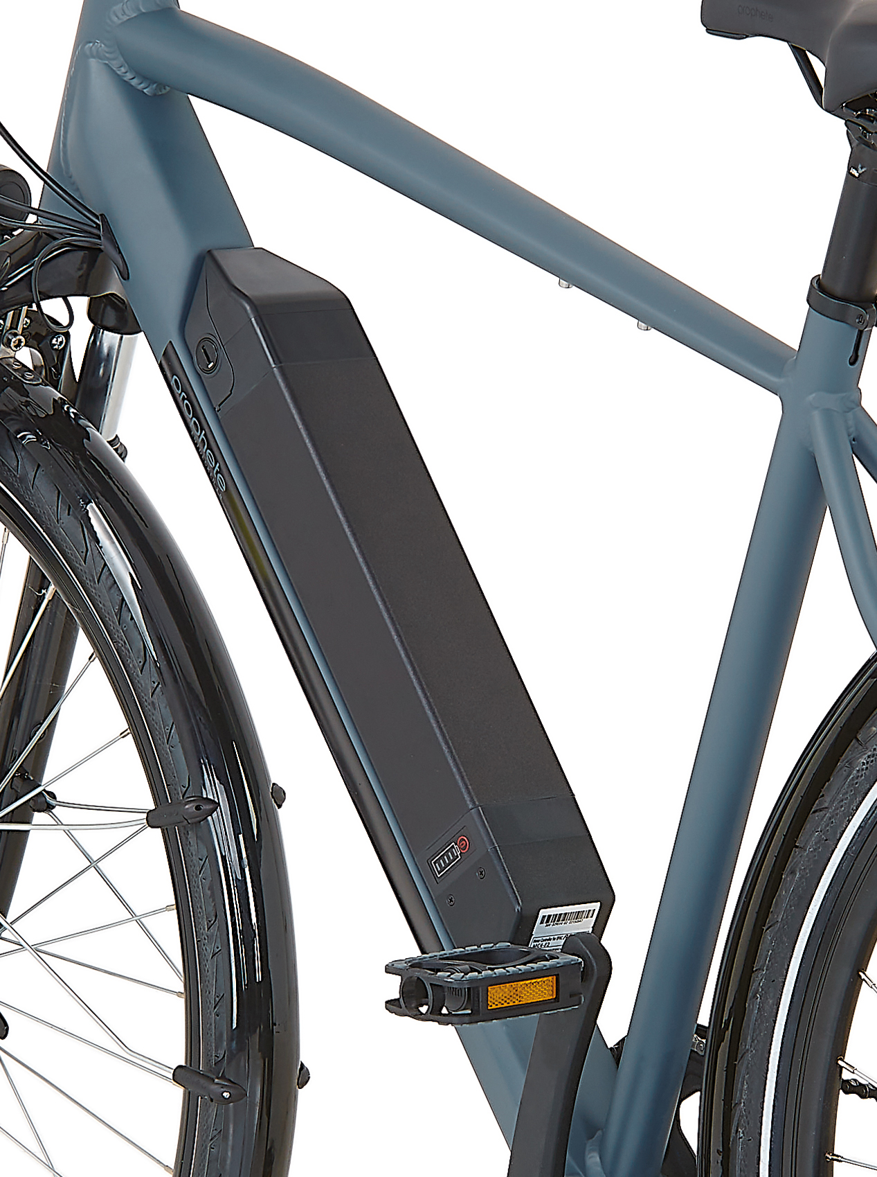 Ein graues Elektrofahrrad mit einem schwarzen Akku am Rahmen. Das Fahrrad steht vor weißem Hintergrund.