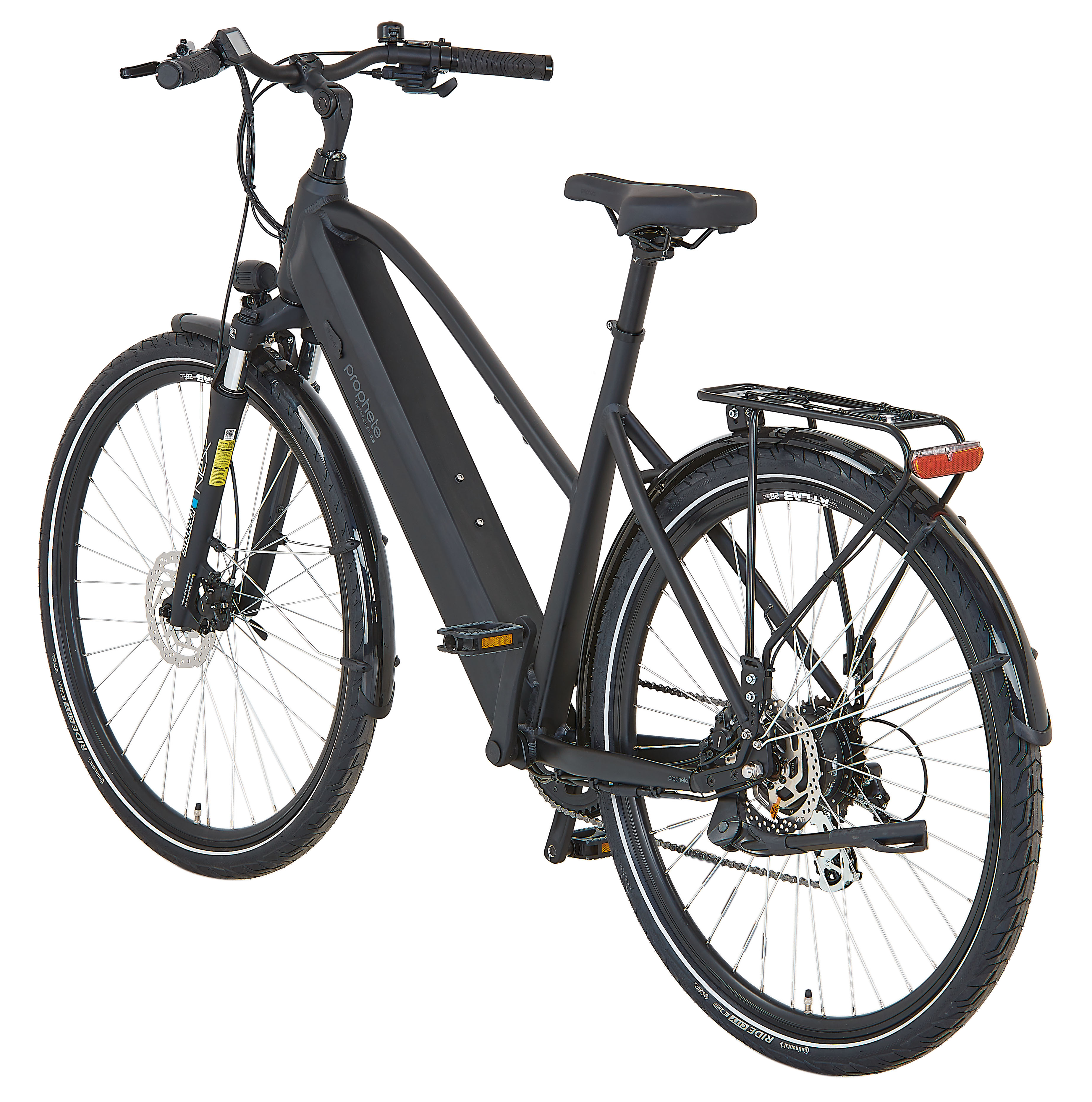Schwarzes Elektrofahrrad mit Gepäckträger und Schutzblechen. Das Fahrrad steht vor weißem Hintergrund.