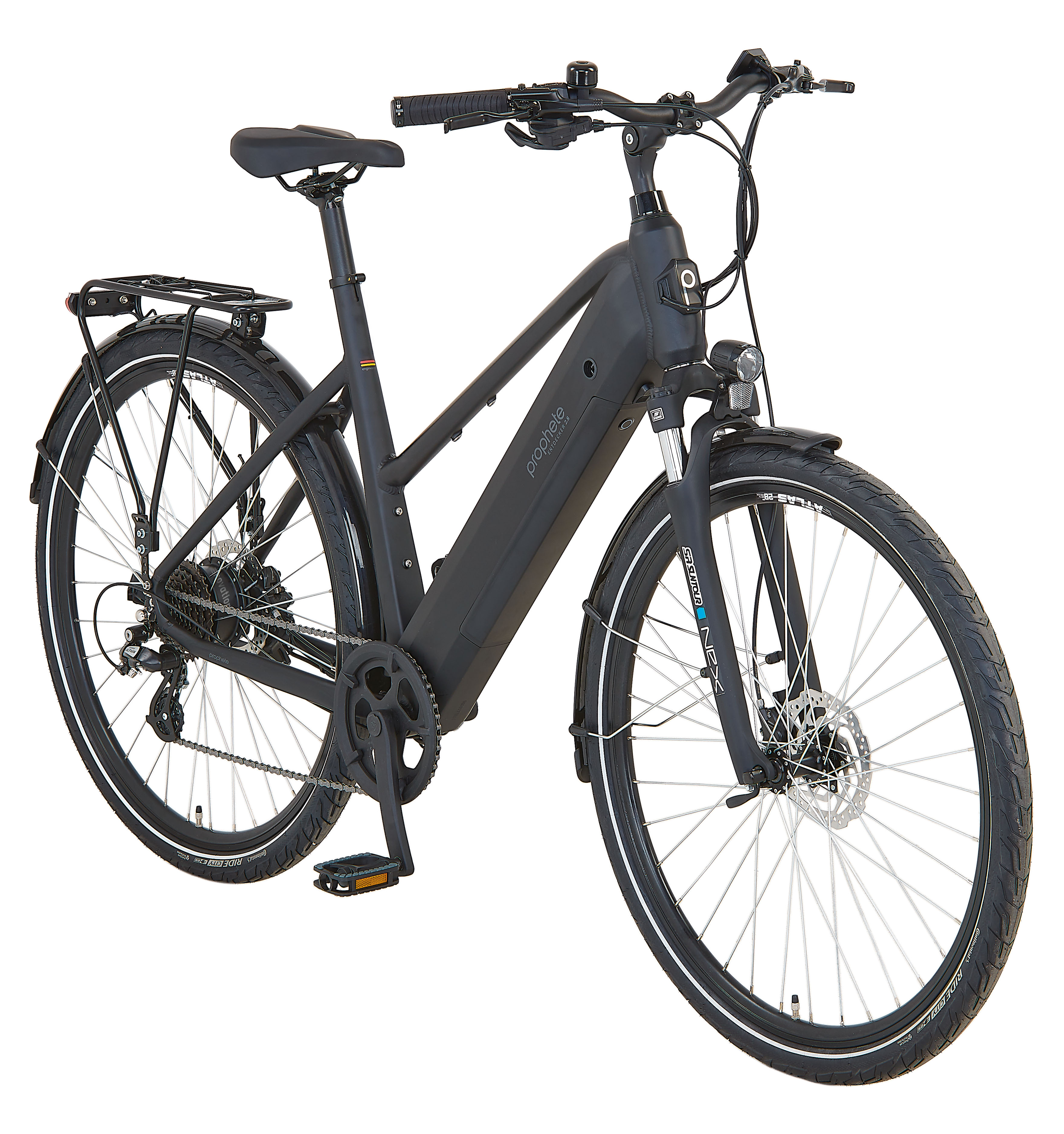 Schwarzes Elektrofahrrad. Hat einen Akku, Schutzbleche und einen Gepäckträger. Weißer Hintergrund.