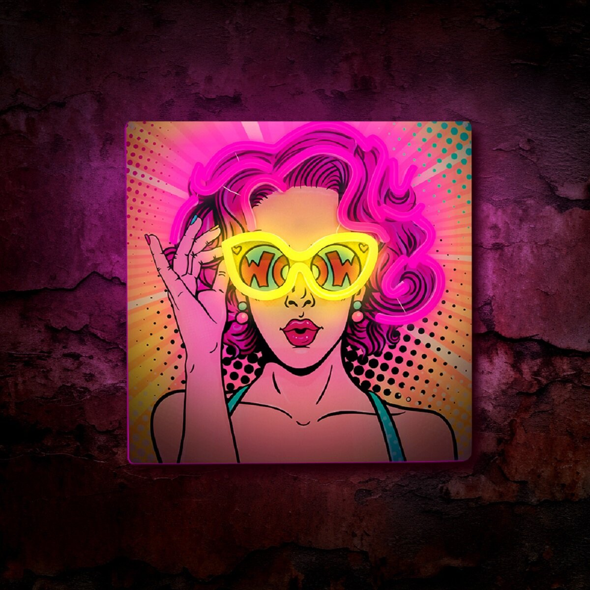 Dipinto in stile pop art di una donna con occhiali gialli con la scritta 'WOW'.