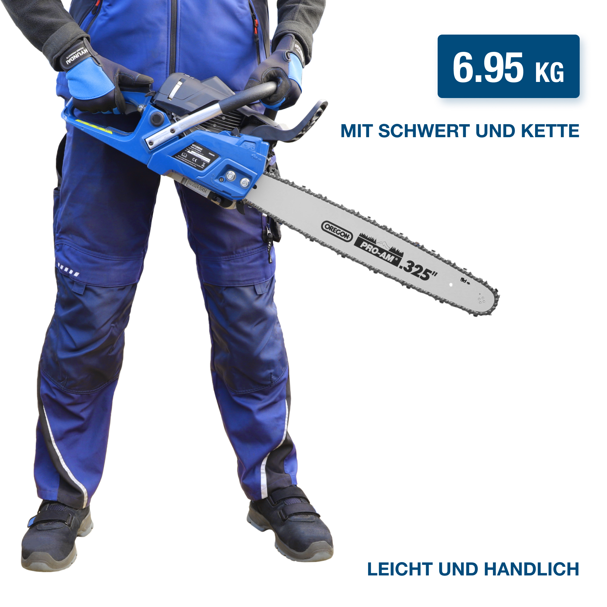 Person hält blaue Kettensäge, Text "MIT SCHWERT UND KETTE" und Gewicht 6,95 kg.