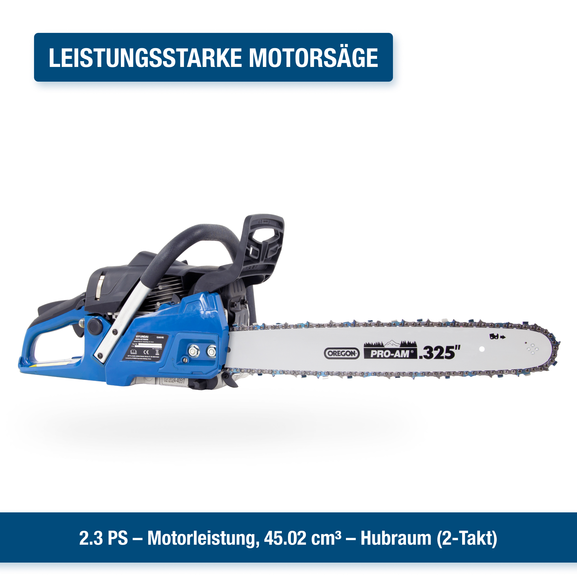 Blaue und schwarze Kettensäge. Das Bild ist eine Nahaufnahme der Kettensäge vor weißem Hintergrund.