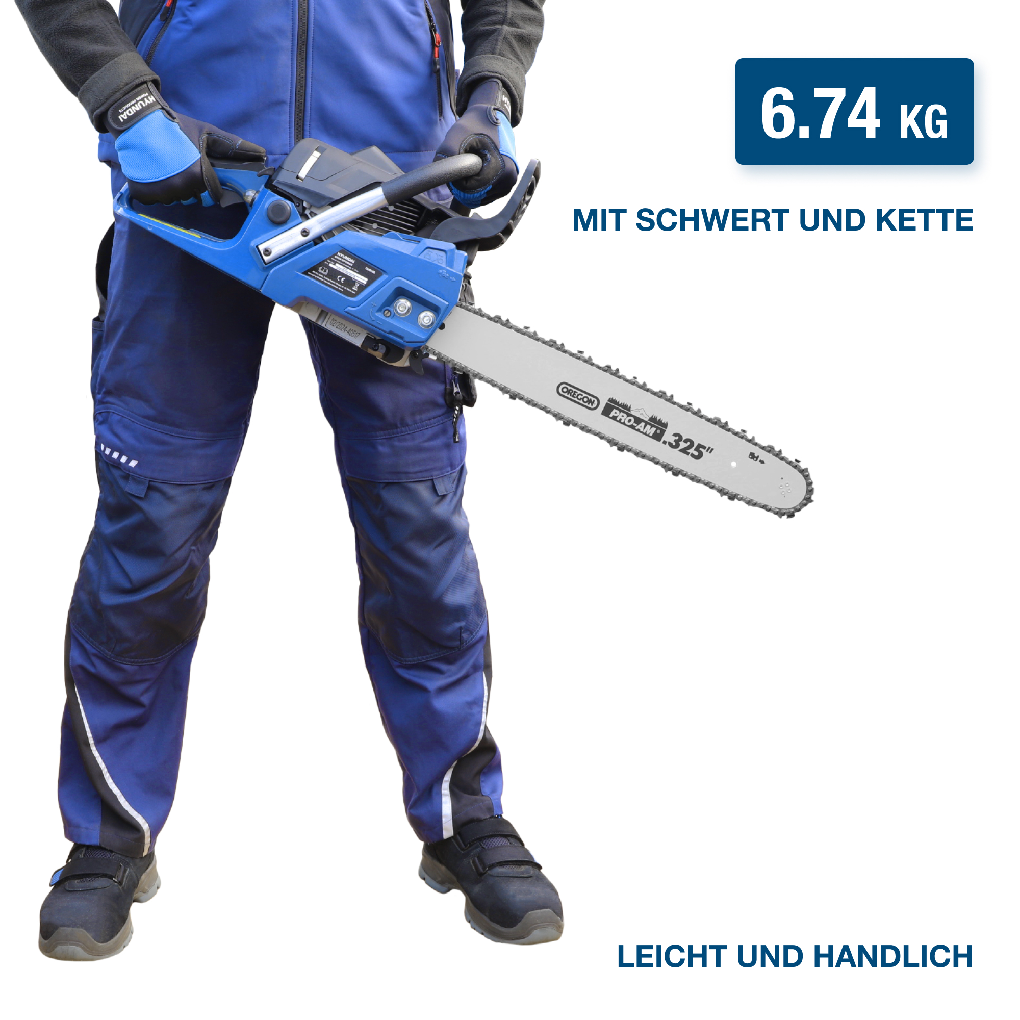 Eine Person in blauer Arbeitskleidung hält eine blaue Kettensäge, weißer Hintergrund.