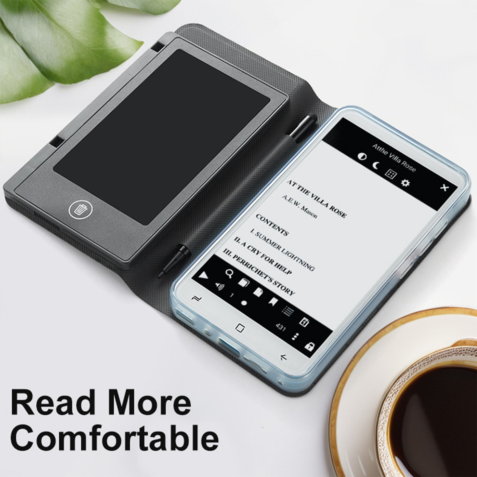 Ein E-Reader und ein Telefon zeigen Text, mit Kaffeetasse und Blättern.