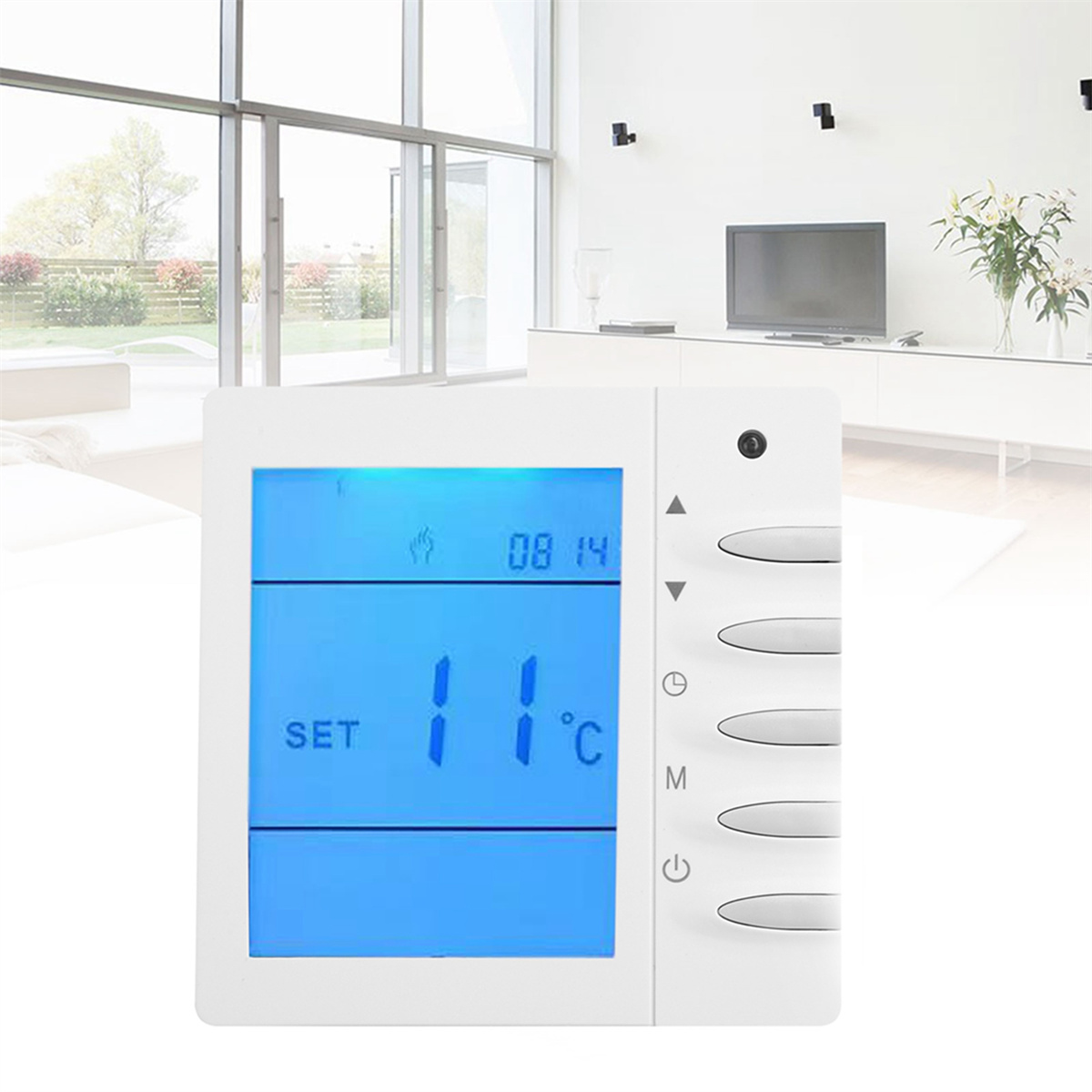 Weißer Wandthermostat mit blauem Display, das Uhrzeit und Temperatur anzeigt.