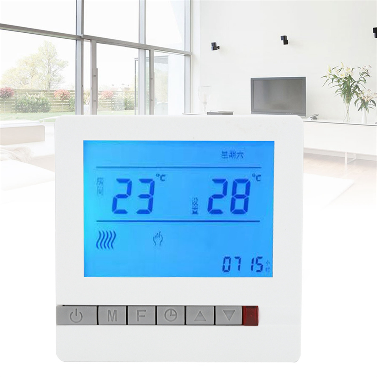 Ein weißes Thermostat mit blauem Bildschirm, der Temperatur und Uhrzeit anzeigt. Hat Tasten zur Steuerung.