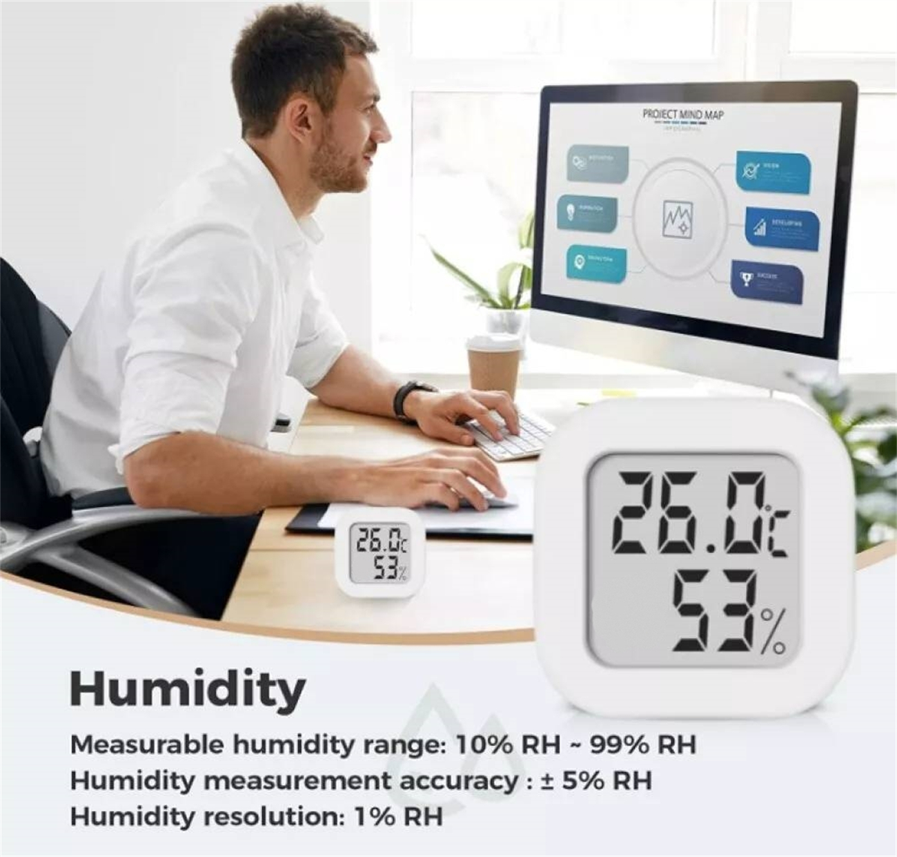 Ein Mann arbeitet am Computer, ein Feuchtigkeitsmonitor zeigt 26,0°C und 53%. Text zeigt Feuchtigkeitsinformationen.