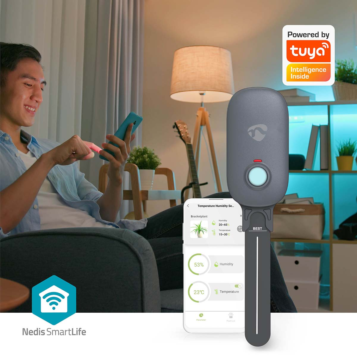 Un uomo usa un telefono con un dispositivo Nedis SmartLife su un tavolo, vicino a un sensore per piante.