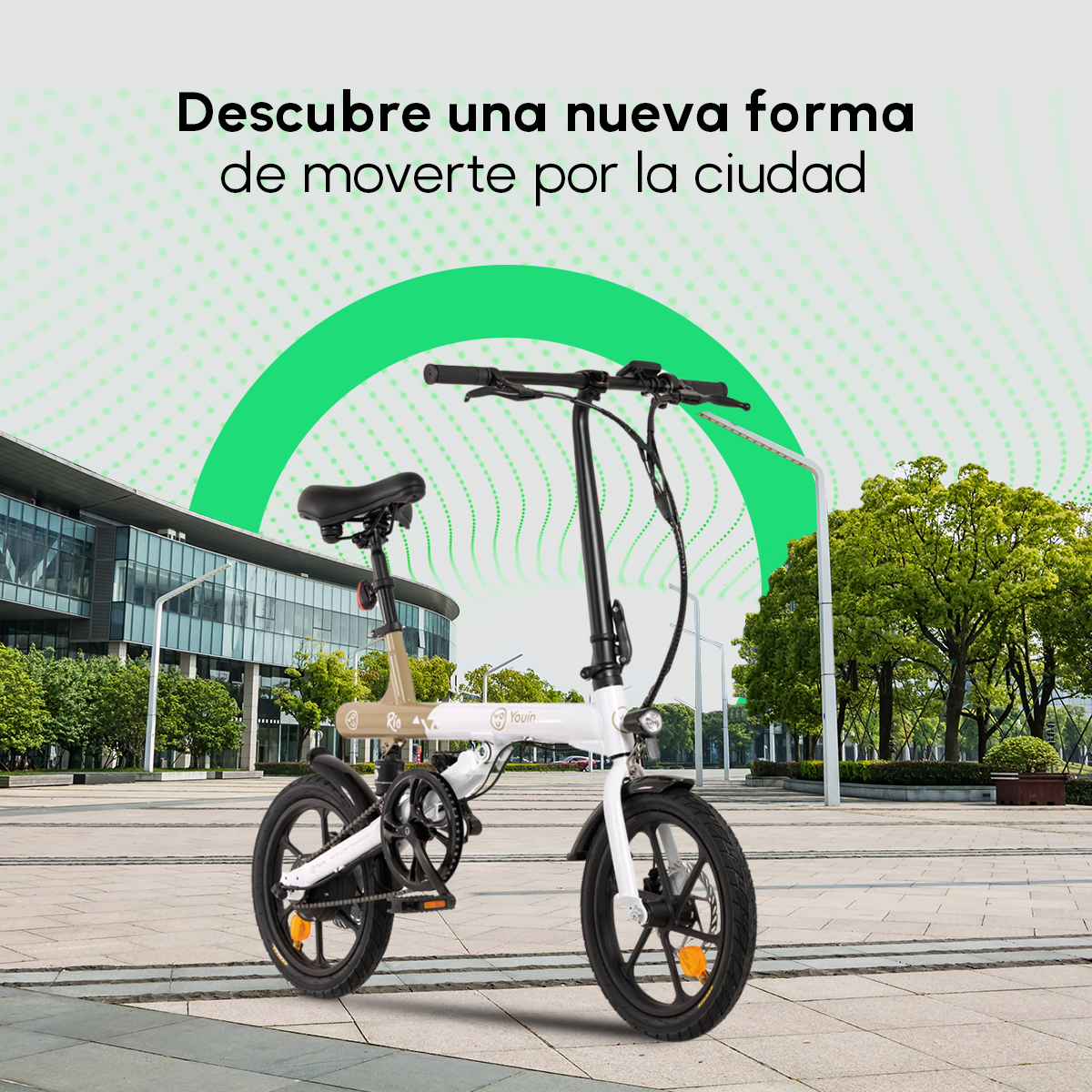 Czarna lornetka na białym tle, widok z boku, widoczne soczewki.