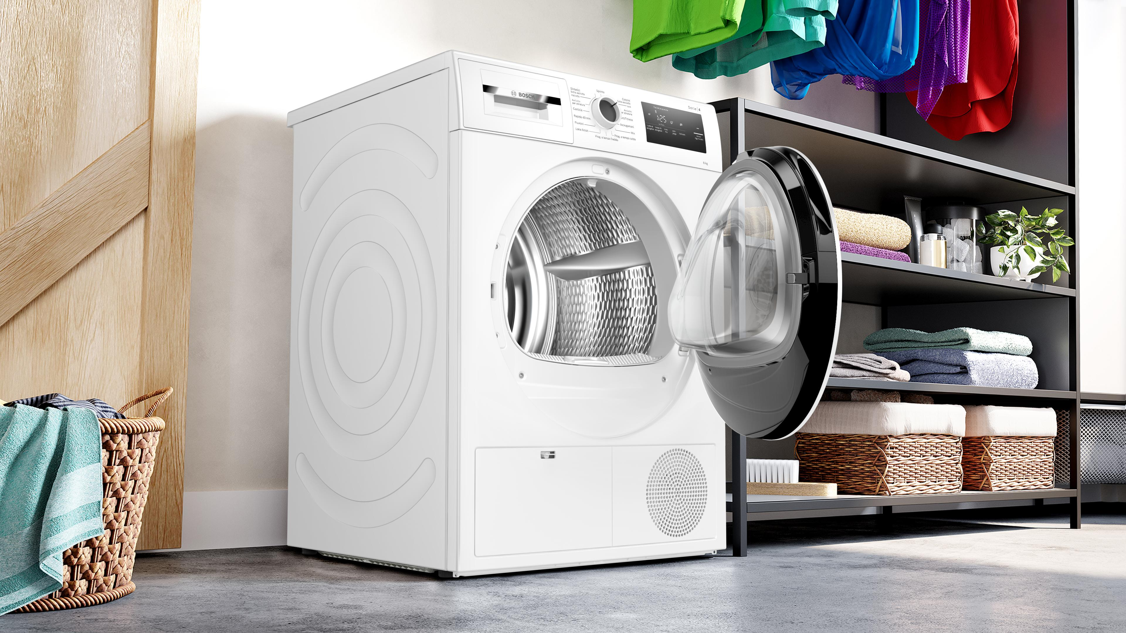Biała suszarka z otwartymi drzwiami, w pralni z koszem i półkami.