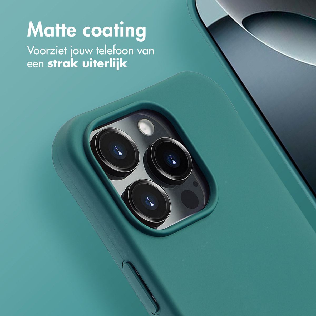 Gros plan sur une coque de téléphone avec trois lentilles de caméra visibles. Couleur turquoise.