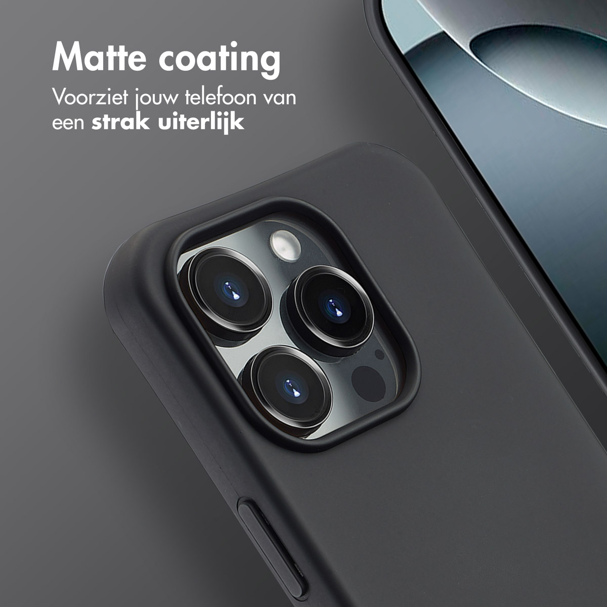 Zwarte telefoonhoes op een donker oppervlak. Cameralenzen zichtbaar, matte coating.